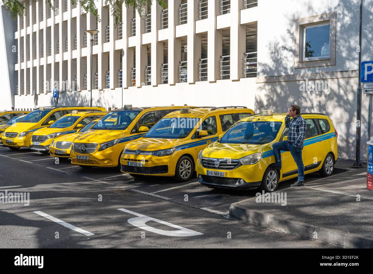 Funchal, Madeira, Portogallo - 03.27.2025: Taxi di colore giallo e blu a Funchal, Madeira, Portogallo Foto Stock
