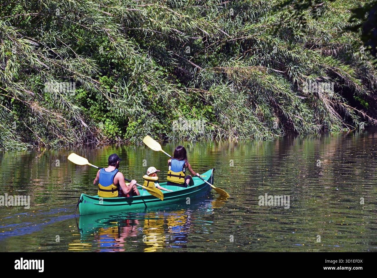 Kayak in famiglia sul fiume Golo, Francia, Corsica, Borgo Foto Stock