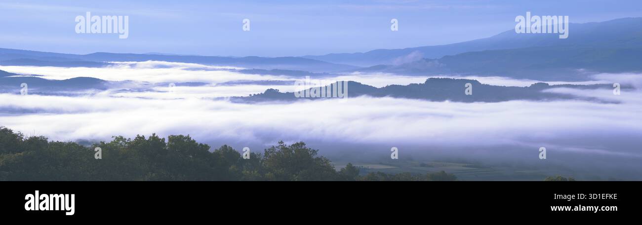 Vista da Gordes del paesaggio nella nebbia mattutina, della Francia, della Provenza, di Vaucluse, del parco naturale Luberon Foto Stock