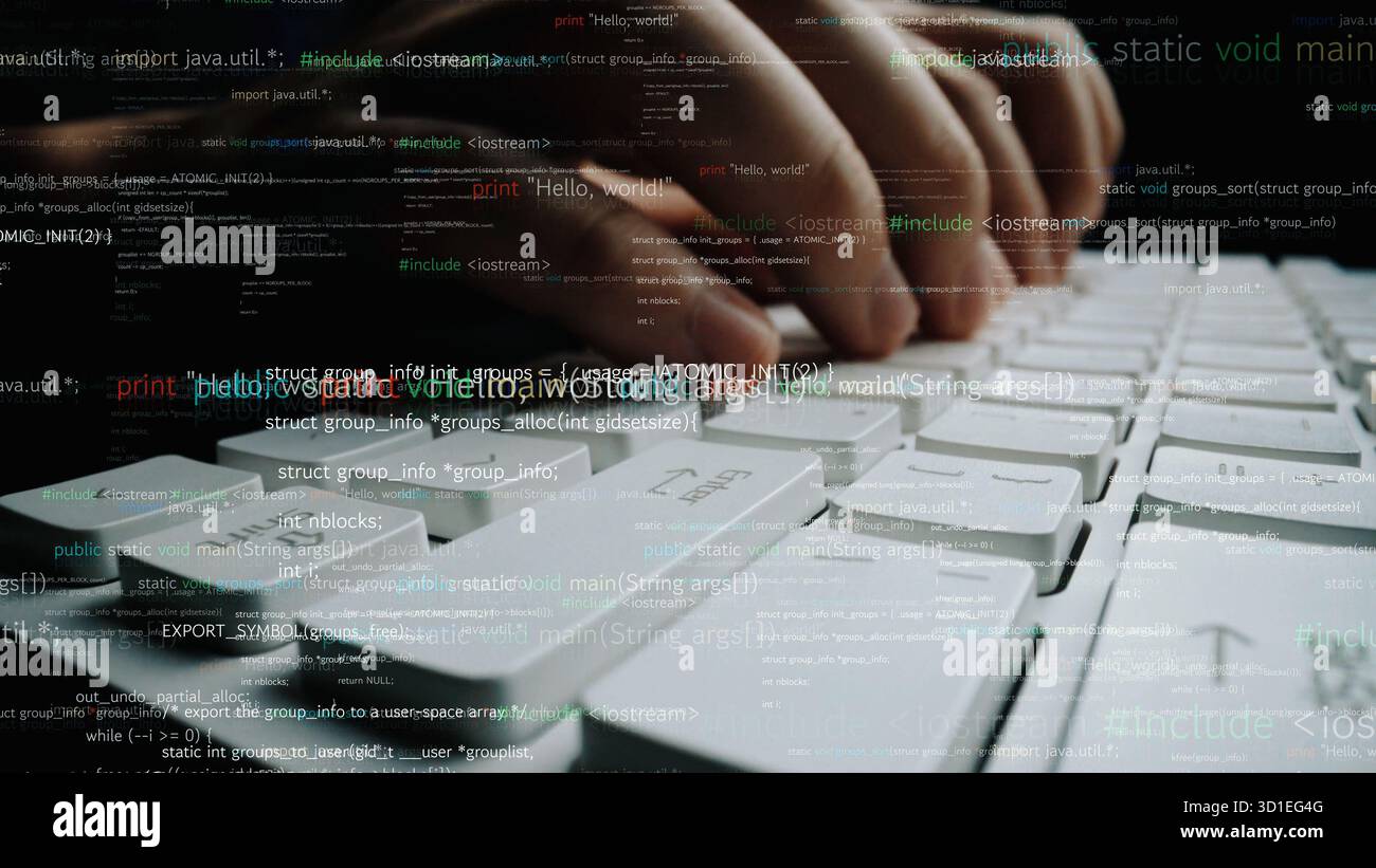 Una vista ravvicinata della digitazione manuale su una tastiera bianca, immersa in un'atmosfera digitale piena di codici e simboli di programmazione, che mostra la tecnologia moderna Foto Stock