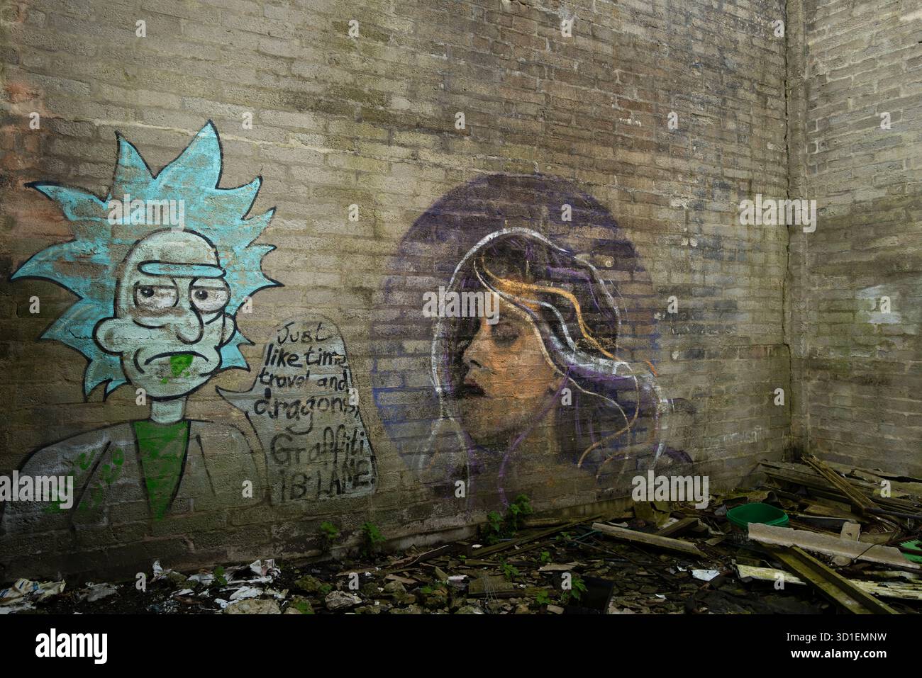 L'interno dell'edificio didattico in disuso della torretta in rovina sullo storico aeroporto RAF Davidstow a Bodmin Moor in Cornovaglia nel Regno Unito. Foto Stock
