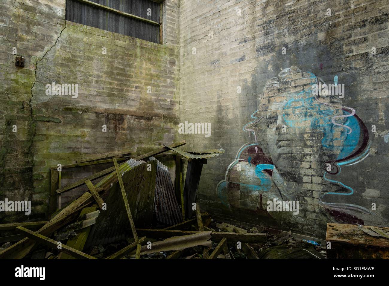 L'interno dell'edificio didattico in disuso della torretta in rovina sullo storico aeroporto RAF Davidstow a Bodmin Moor in Cornovaglia nel Regno Unito. Foto Stock