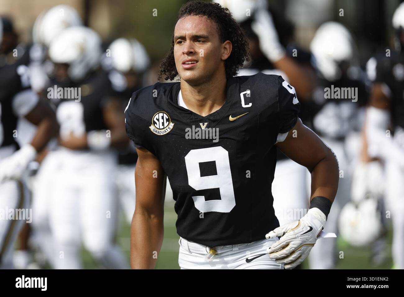 NASHVILLE, TN - OCTOBER 25: Vanderbilt Commodores tight end Eli Stowers #9 runs off the field prior to a game between the Vanderbilt Commodores and Missouri Tigers, October 25, 2025 at FirstBank Stadium in Nashville, Tennessee. (Photo by Matthew Maxey/Icon Sportswire) (Icon Sportswire via AP Images) Foto Stock
