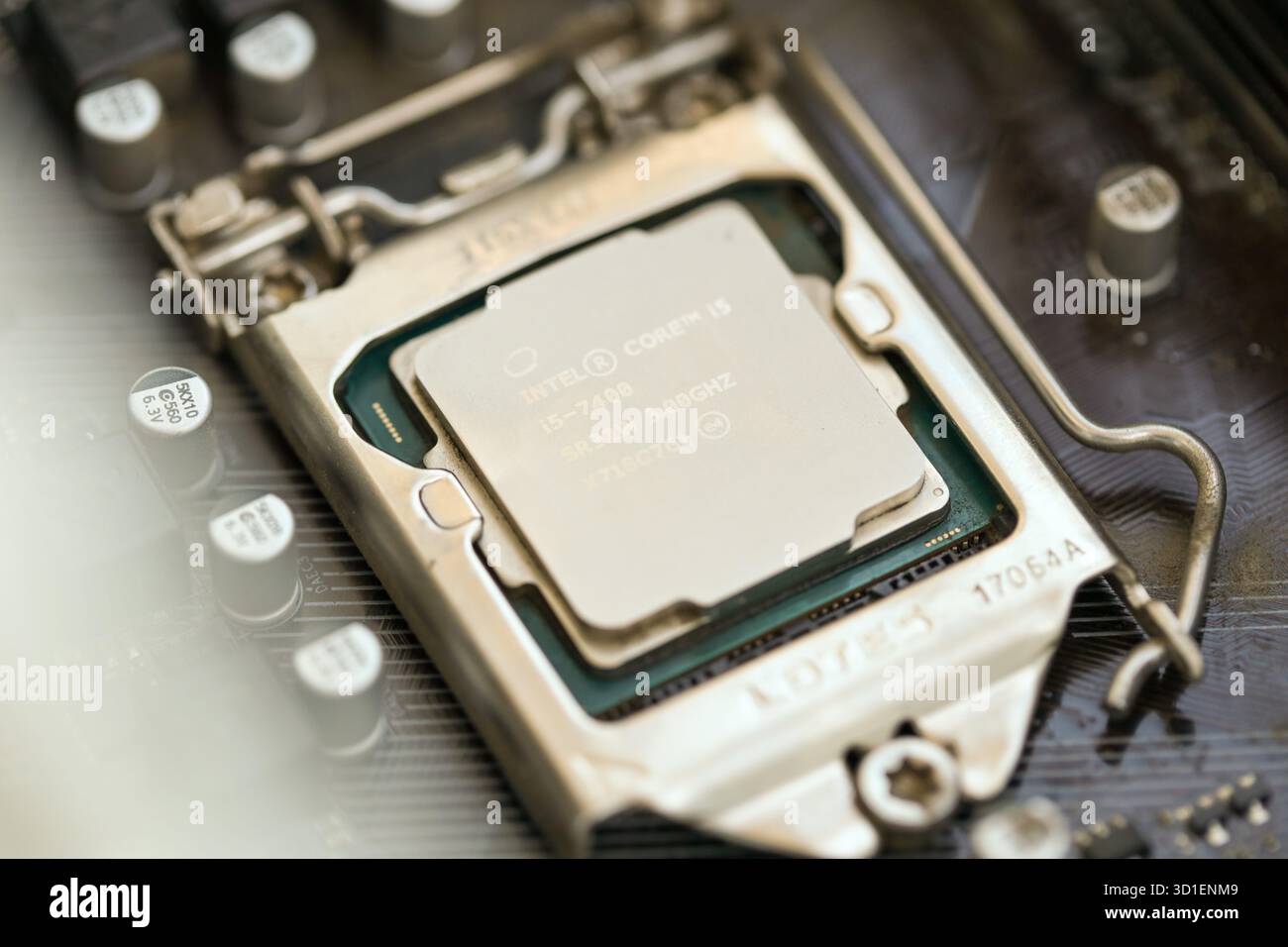 KIEV, UCRAINA - 29 GENNAIO 2025 primo piano della vecchia CPU Intel Core i5-7400 a 3 GHZ montata sulla scheda madre Foto Stock