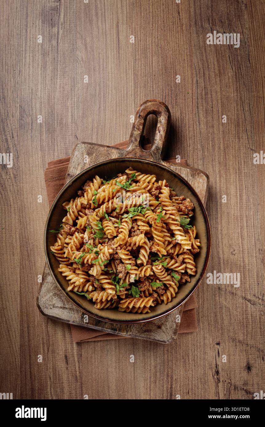 Pasta marina, pasta con carne macinata, pasta fatta in casa, fusilli, non c'è gente Foto Stock