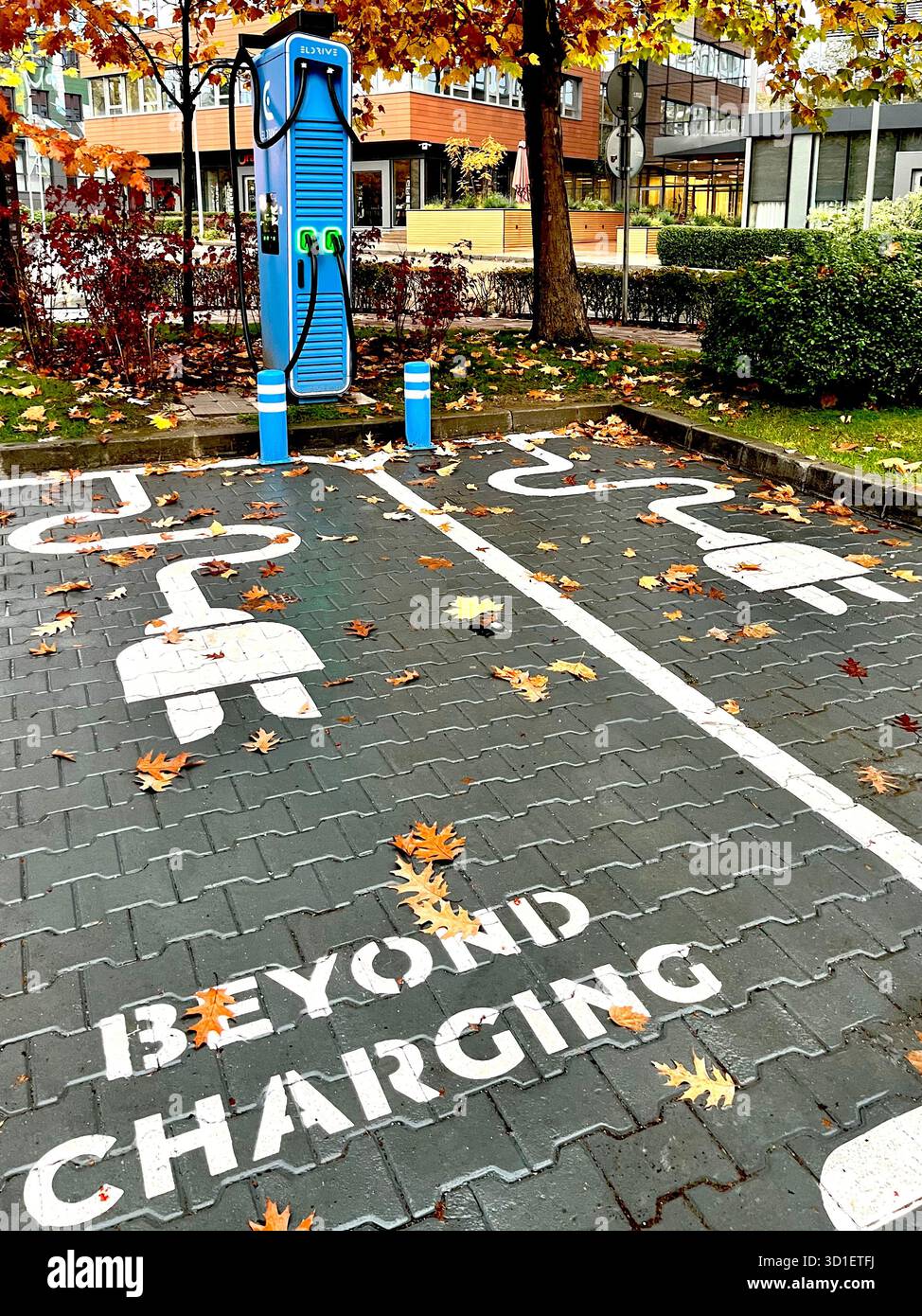Stazione di ricarica Eldrive EV con moto "Beyond Charging" nel Sofia Business Park, Sofia, Bulgaria, Europa orientale, Balcani, UE - Immagine stock catturata con smartphone