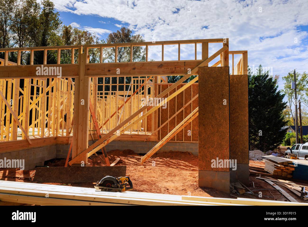 I lavoratori costruiscono strutture in legno utilizzando travi per la nuova casa in cantiere. Foto Stock