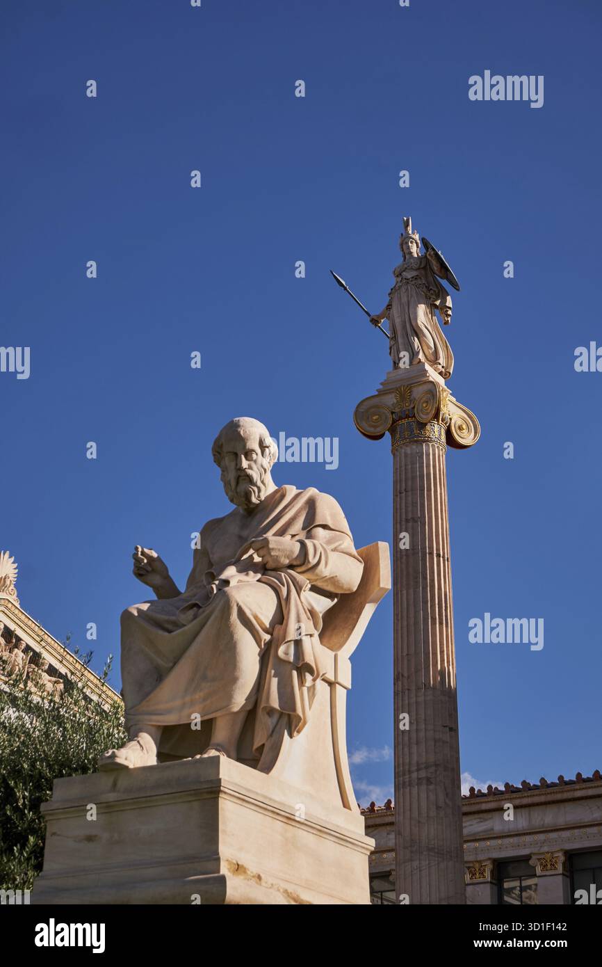 Statua di Apollo nell'Accademia di Atene - bellissimo edificio neoclassico greco in Grecia Foto Stock