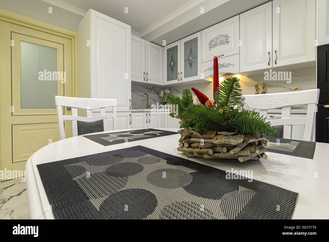 Closeup bianco accogliente moderno cucina classica interni con mobili e elettrodomestici in legno, decorati per Natale Foto Stock