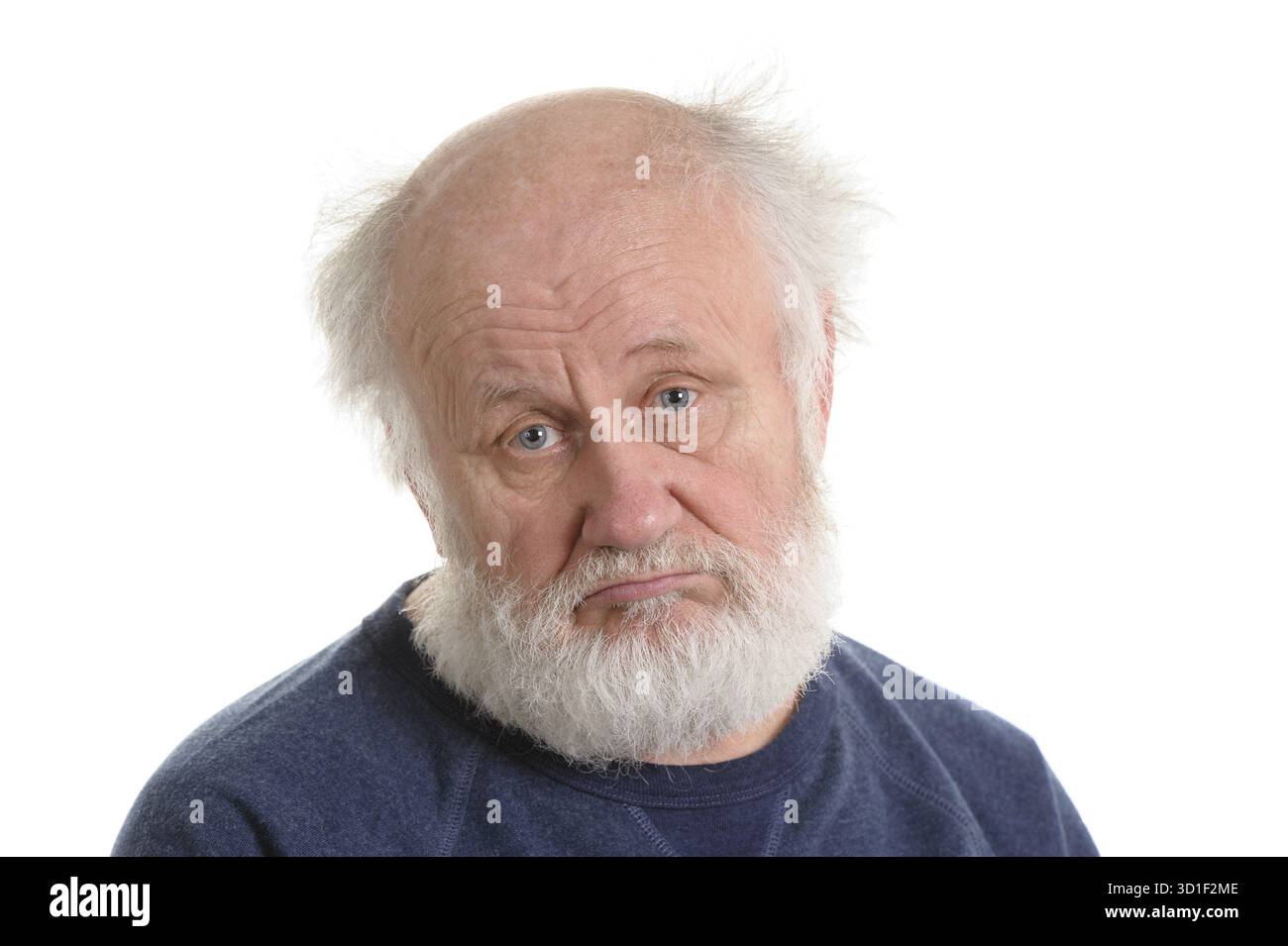 Triste deprimente vecchio uomo calvo, ritratto isolato sul bianco. triste nonno Foto Stock