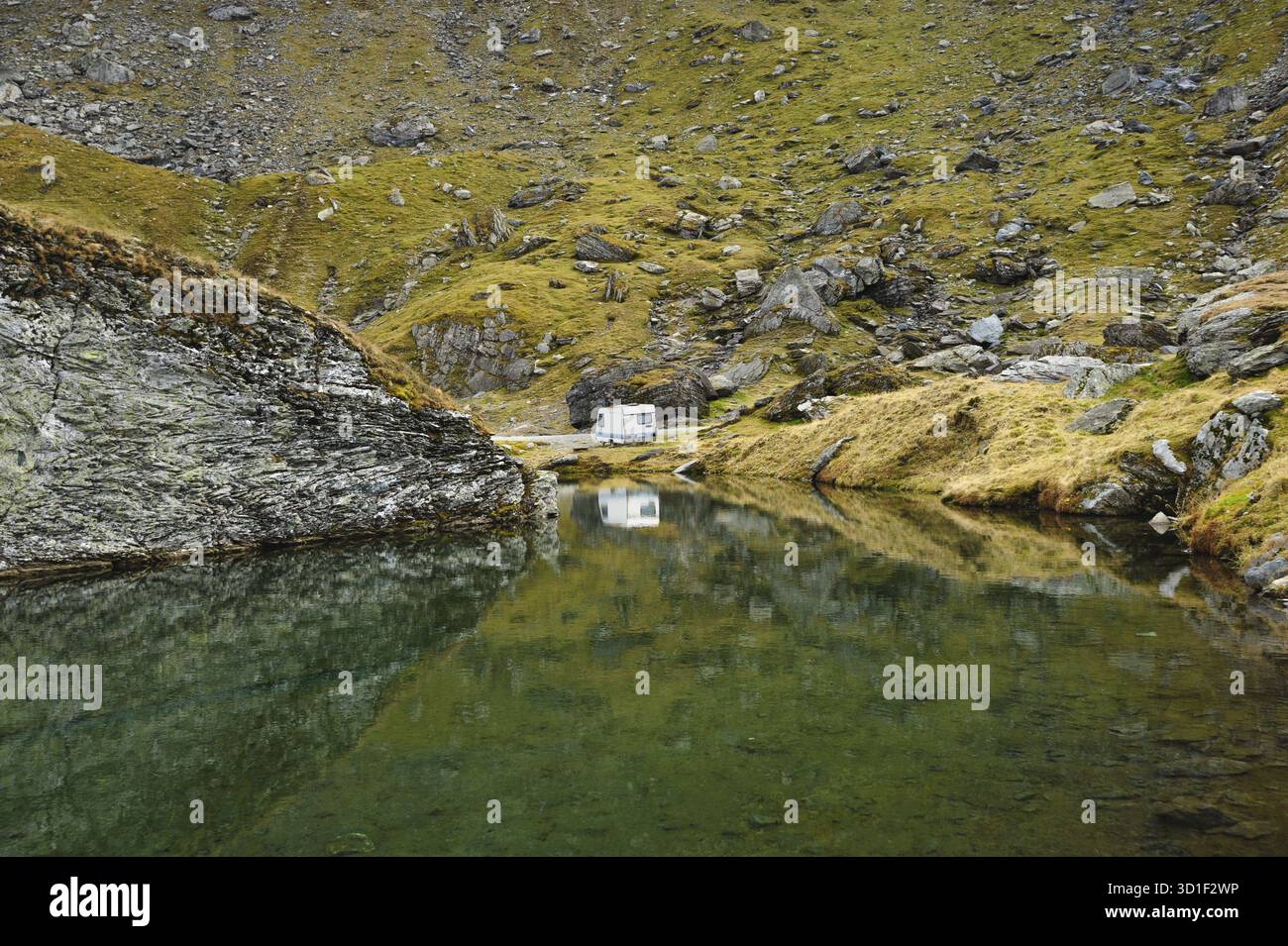 Il lago glaciale Balea (Balea Lac) sulla strada Transfagarasan in Romania Foto Stock