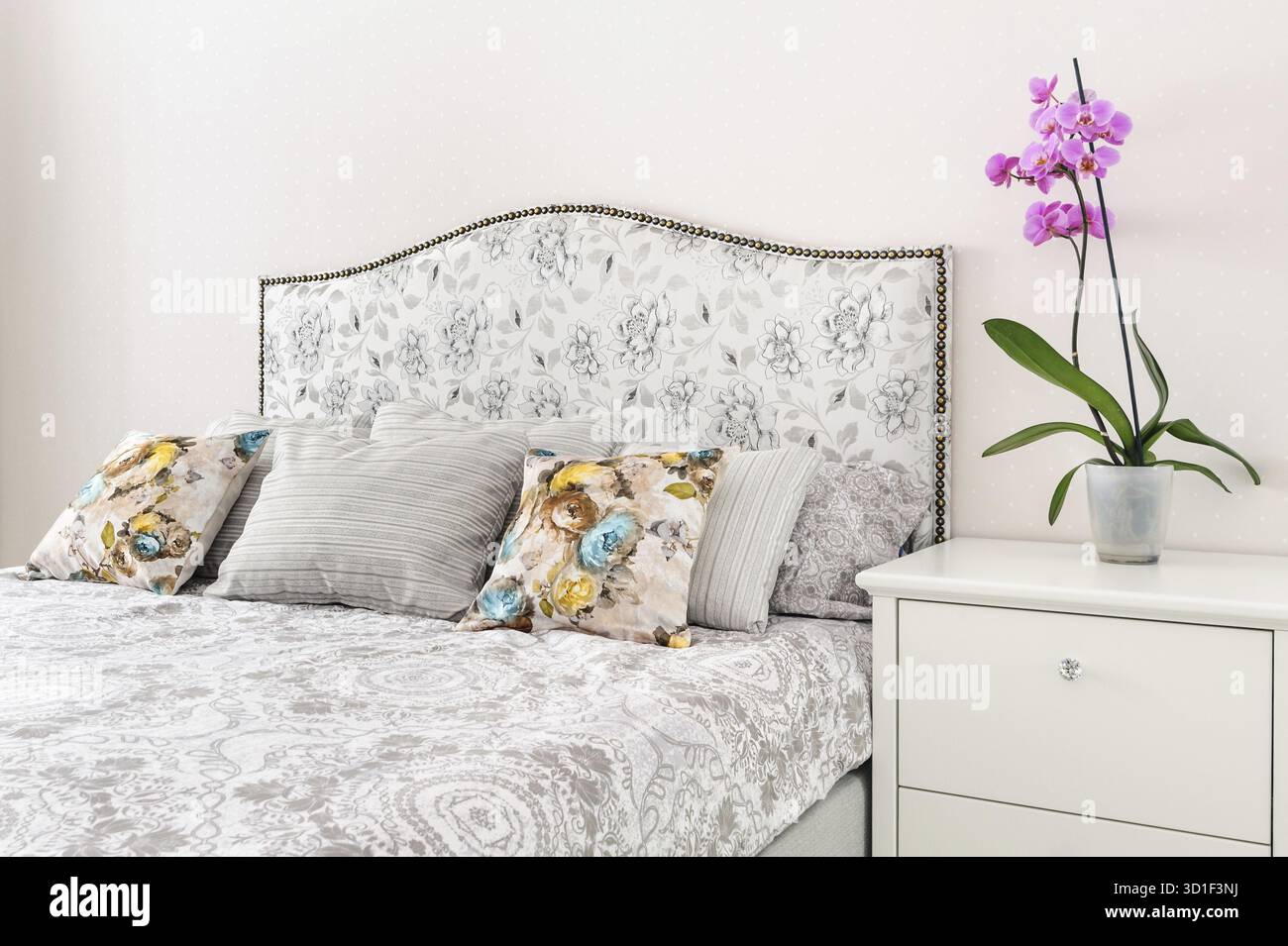 Elegante camera da letto in colori tenui e chiari, grande letto al centro Foto Stock