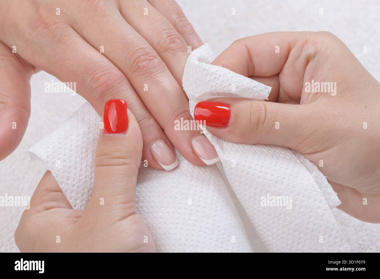Salone di bellezza, applicazione manicure, pulizia e pulizia Foto Stock