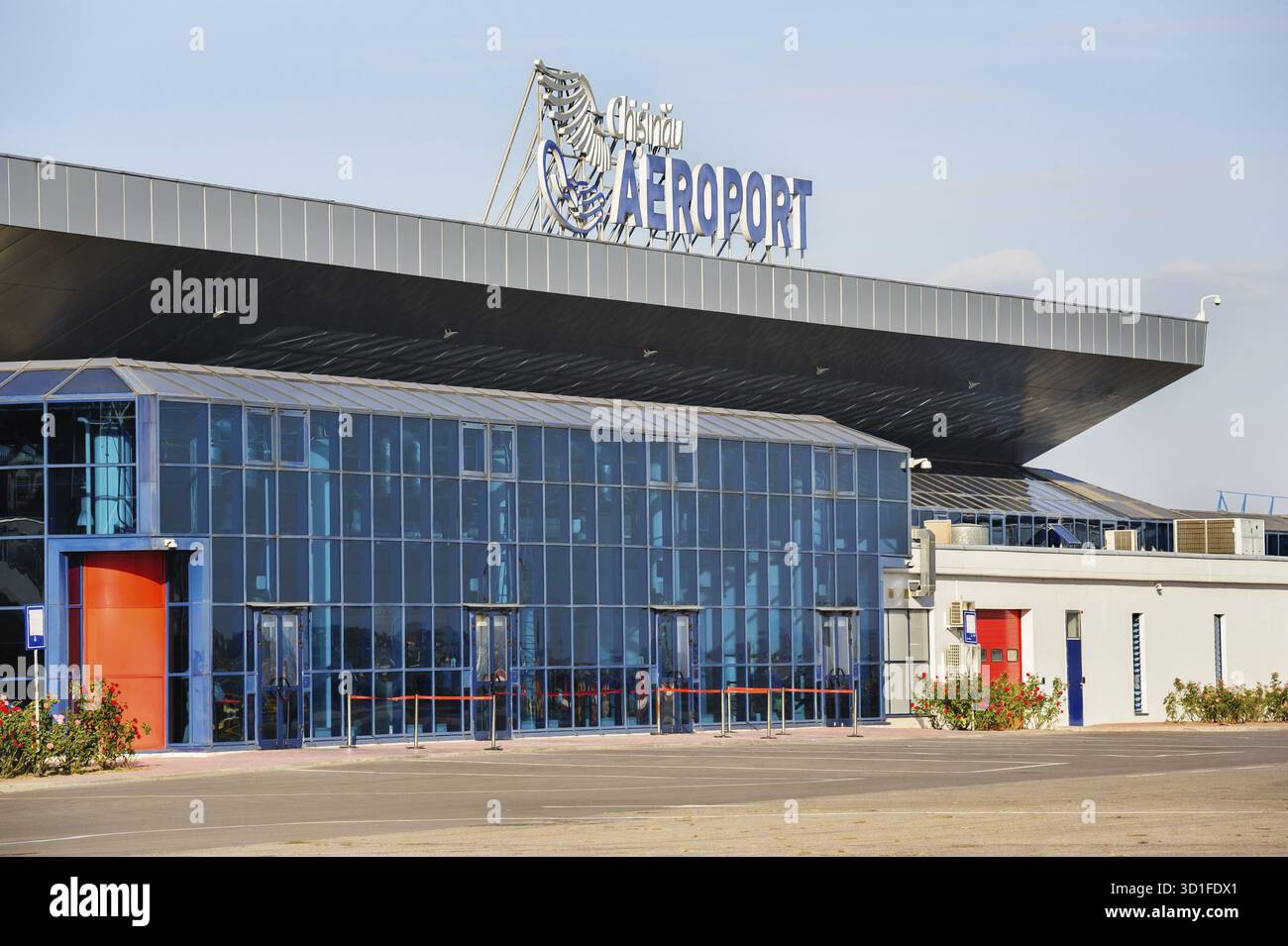 Edificio principale esterno dell'aeroporto di Chisinau, Repubblica di Moldavia Foto Stock