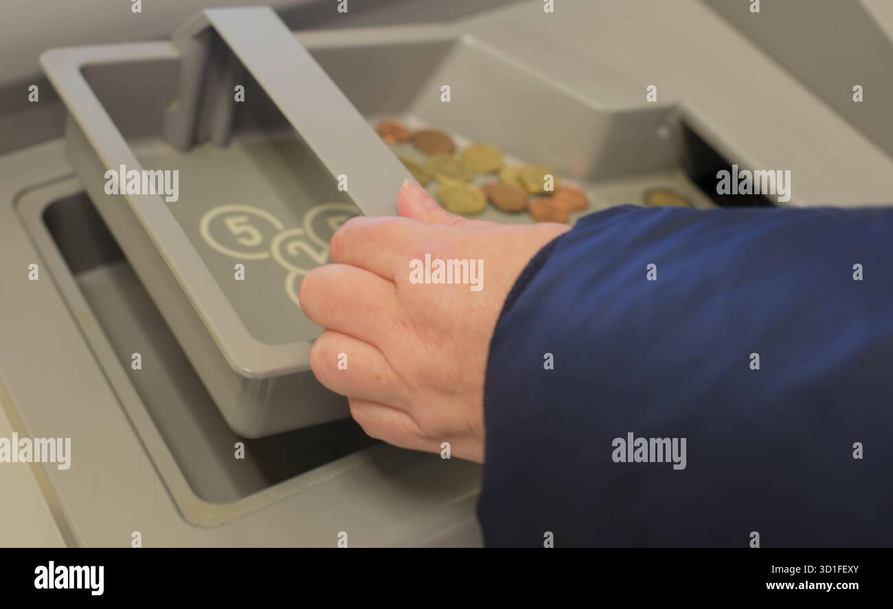 Deposito di piccoli cambiamenti in banca deposito di contanti in banca Foto Stock