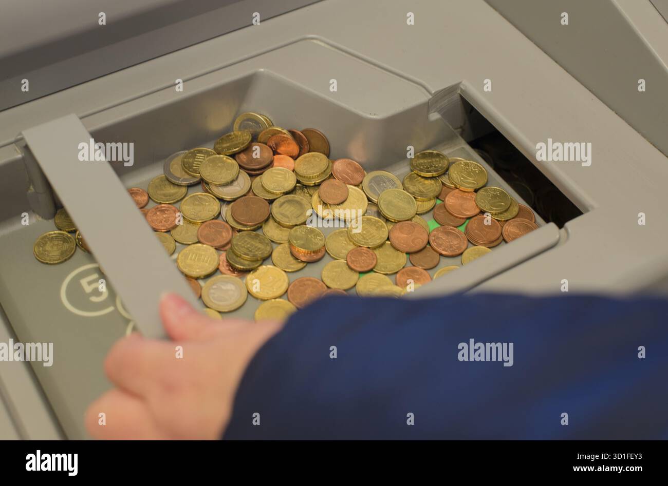 Deposito di piccoli cambiamenti in banca deposito di contanti in banca Foto Stock