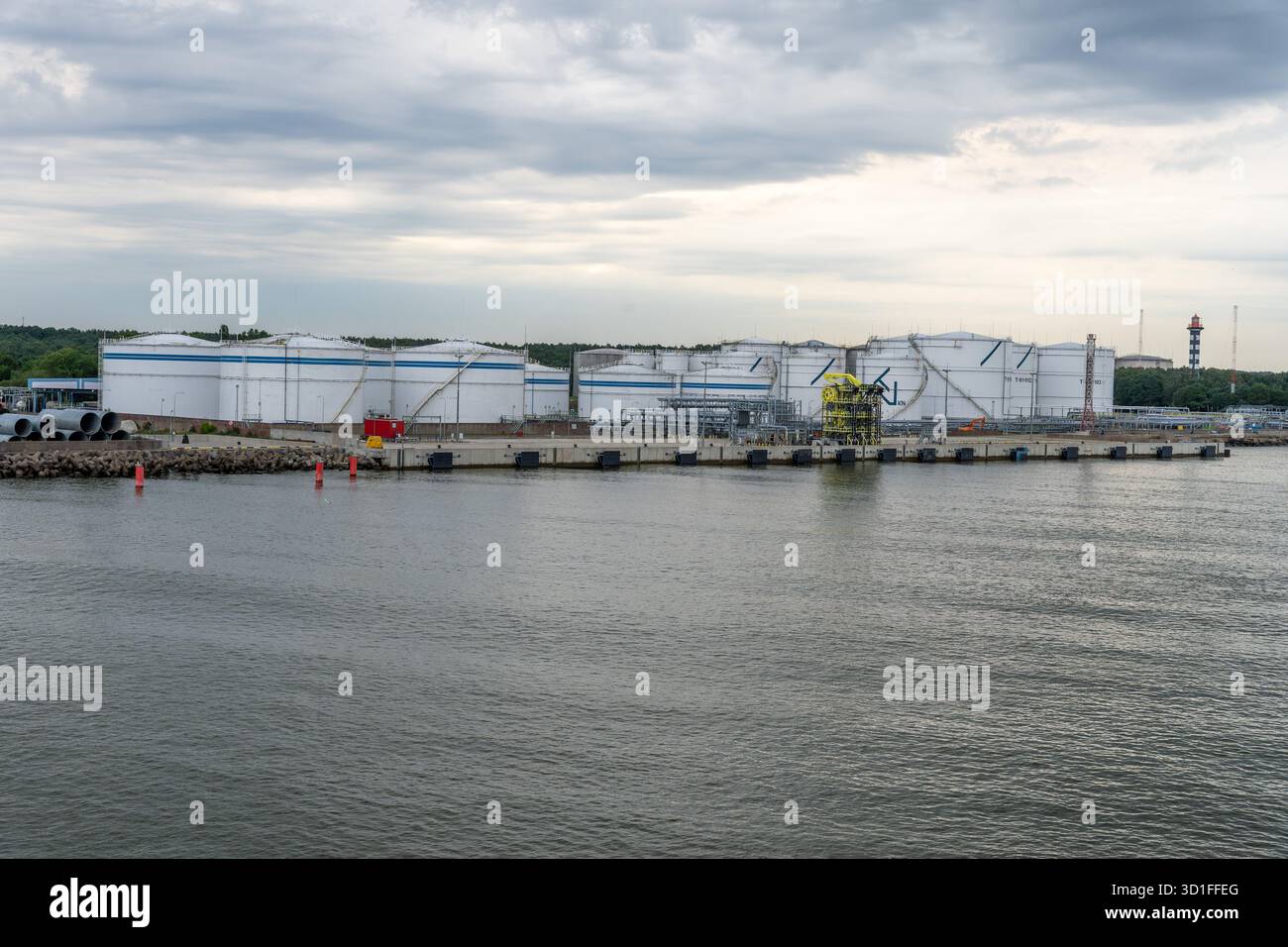 Klaipeda, Lituania - 08.08.2025: Serbatoi di stoccaggio di petrolio industriale presso il terminal del porto di Klaipeda, Lituania Foto Stock