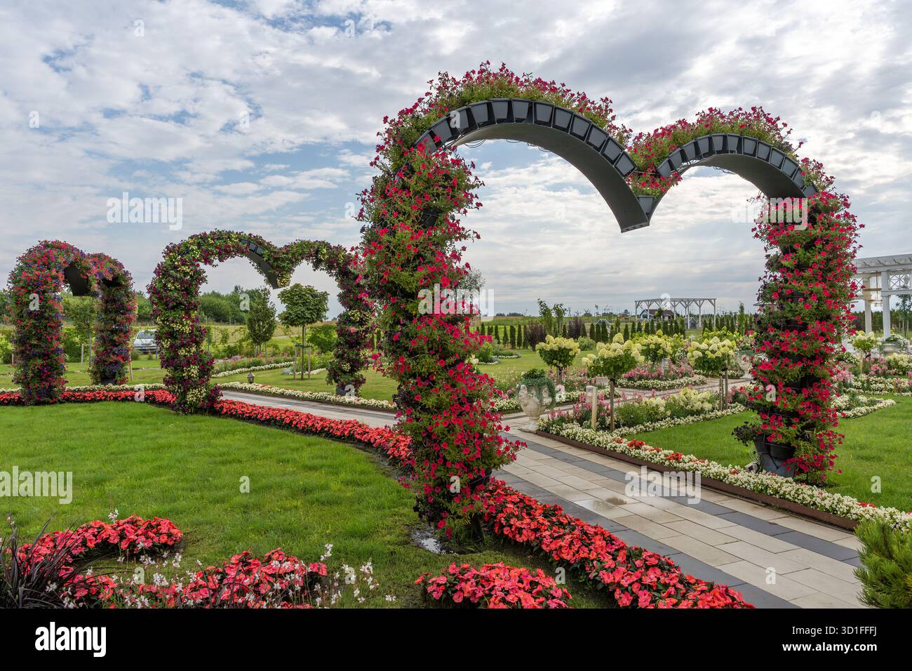 Romantico percorso dell'arco dei fiori nel parco Babilono Sodai, Lituania Foto Stock