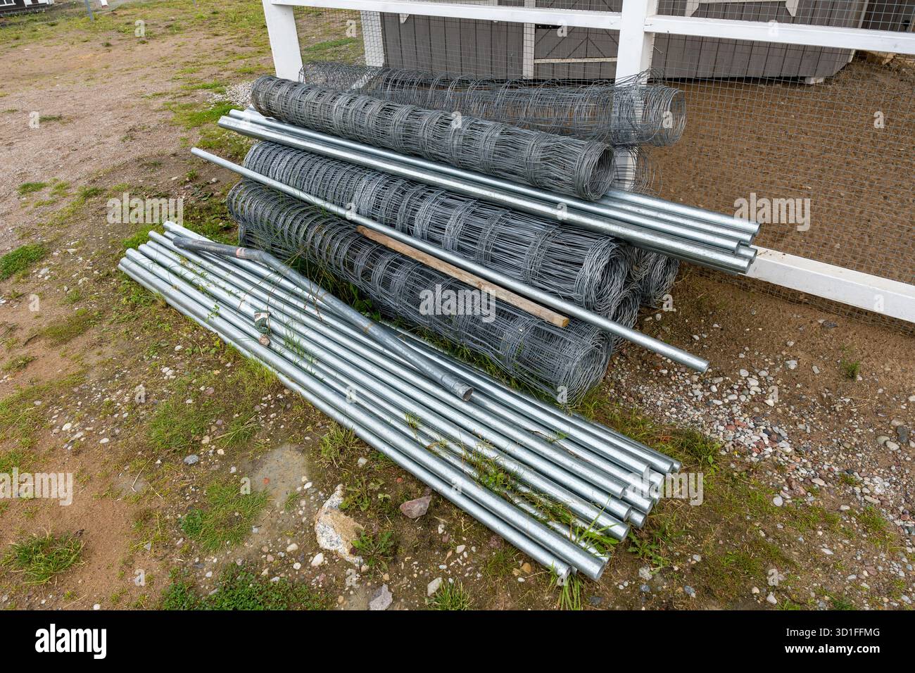 Paletti di recinzione metallica e rete metallica laminata per recinzione agricola o da giardino Foto Stock