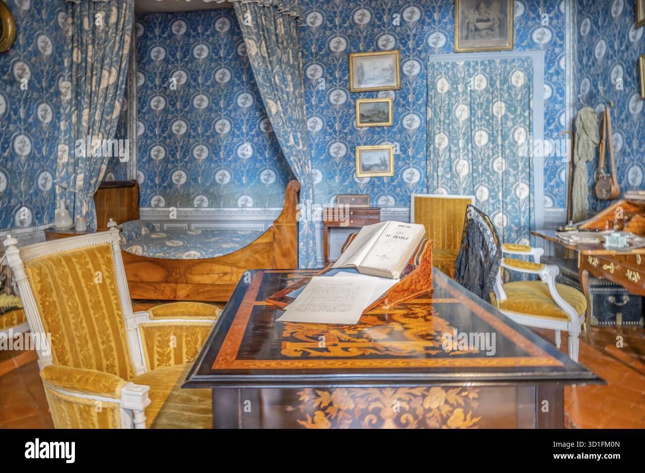 La Chambre Bleue o Blue Room di George Sand, la sua stanza della morte, con carta da parati e tende color blu brillante con lo stesso design, elegante intarsiata Foto Stock