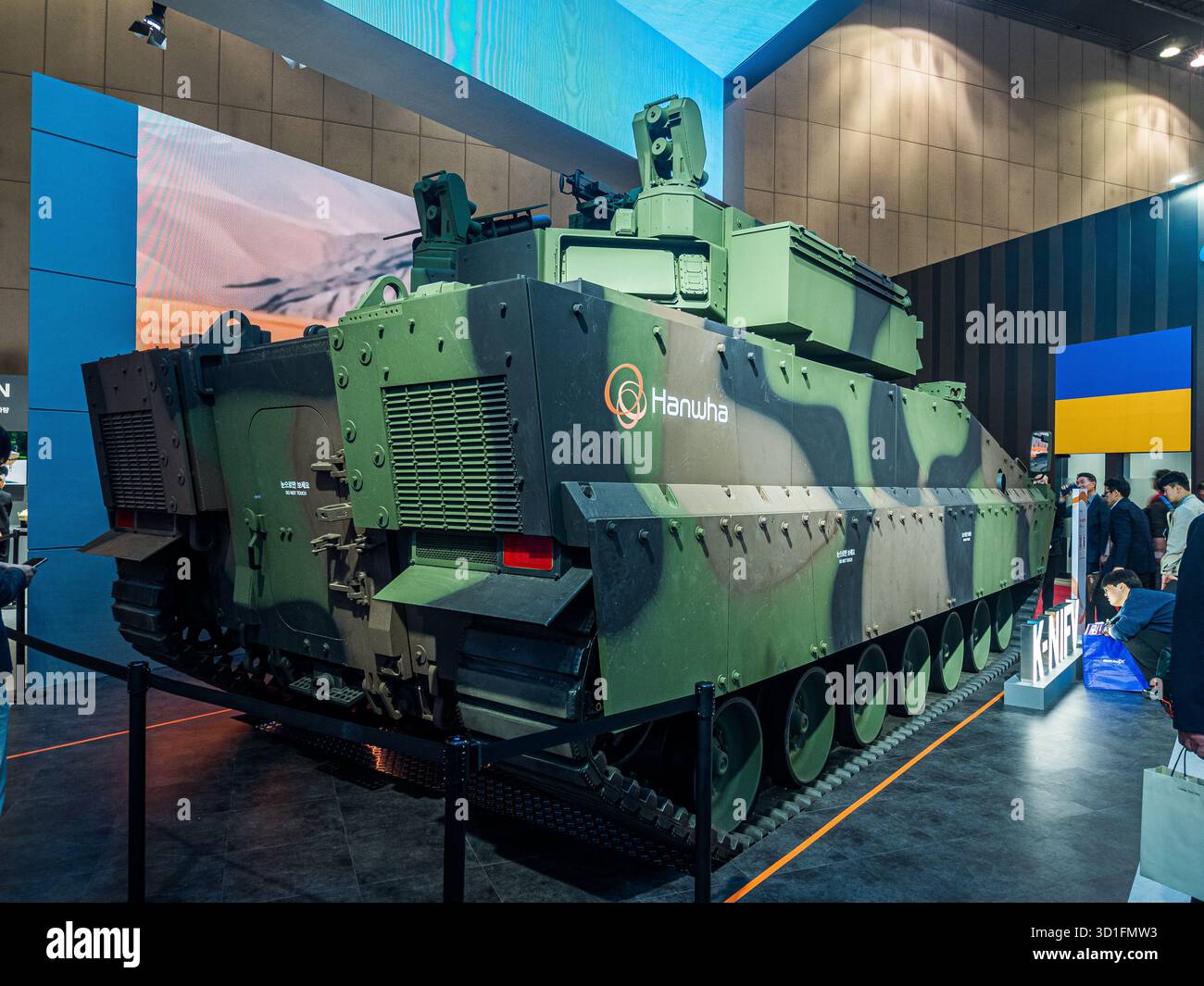 Goyang, Corea del Sud – 23 ottobre 2025: Hanwha Aerospace K-NIFV Prototype Rear View mostra il Launcher del sistema di protezione attiva Hard-kill montato sulla torretta Foto Stock