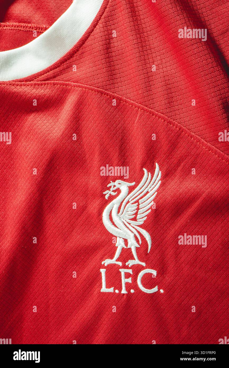 Primo piano da una maglia di casa del Liverpool 2023/2024. 12 ottobre 2025. San paolo, Brasile. Foto Stock