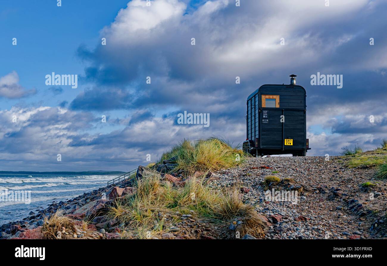 Findhorn Forres Moray Scozia cielo blu erbe marine e sauna con capannone d'acqua affacciata sul mare Foto Stock