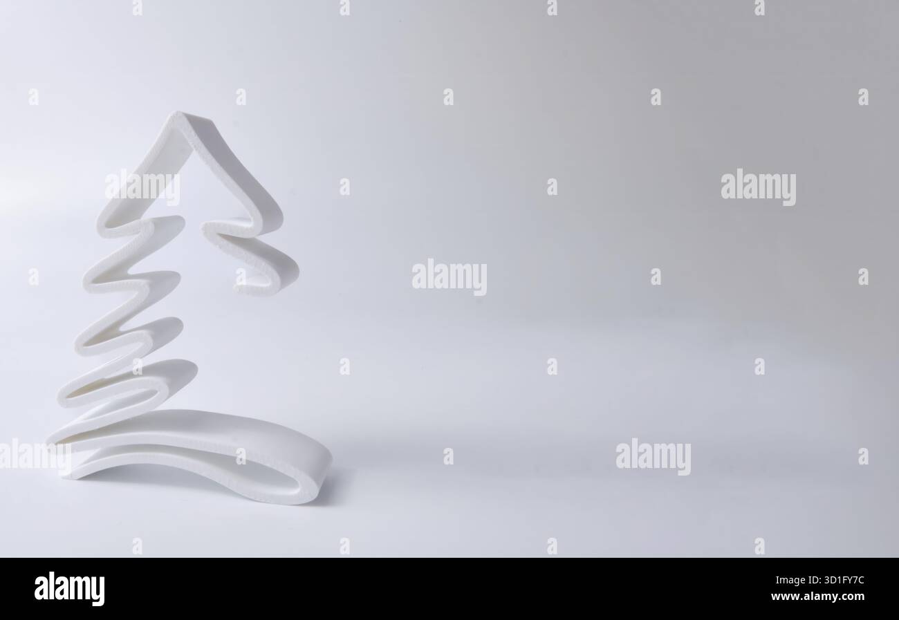 Scultura ad albero bianco astratto 3d stampata con linee e curve fluide, su uno sfondo morbido e sfumato Foto Stock