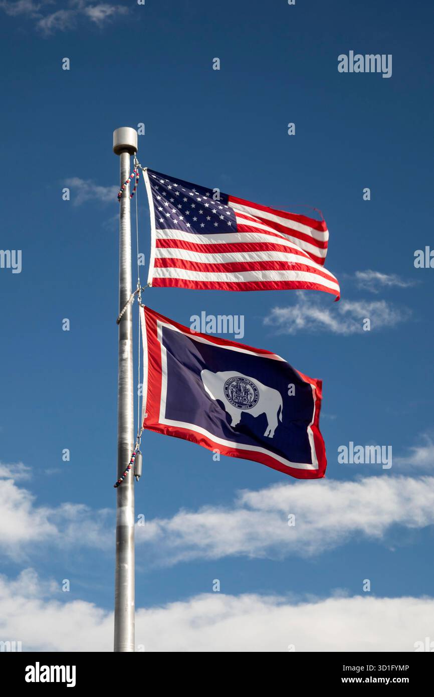 Alcova, Wyoming - le bandiere degli Stati Uniti e dello stato del Wyoming volano presso l'Independence Rock Historic Site. Foto Stock