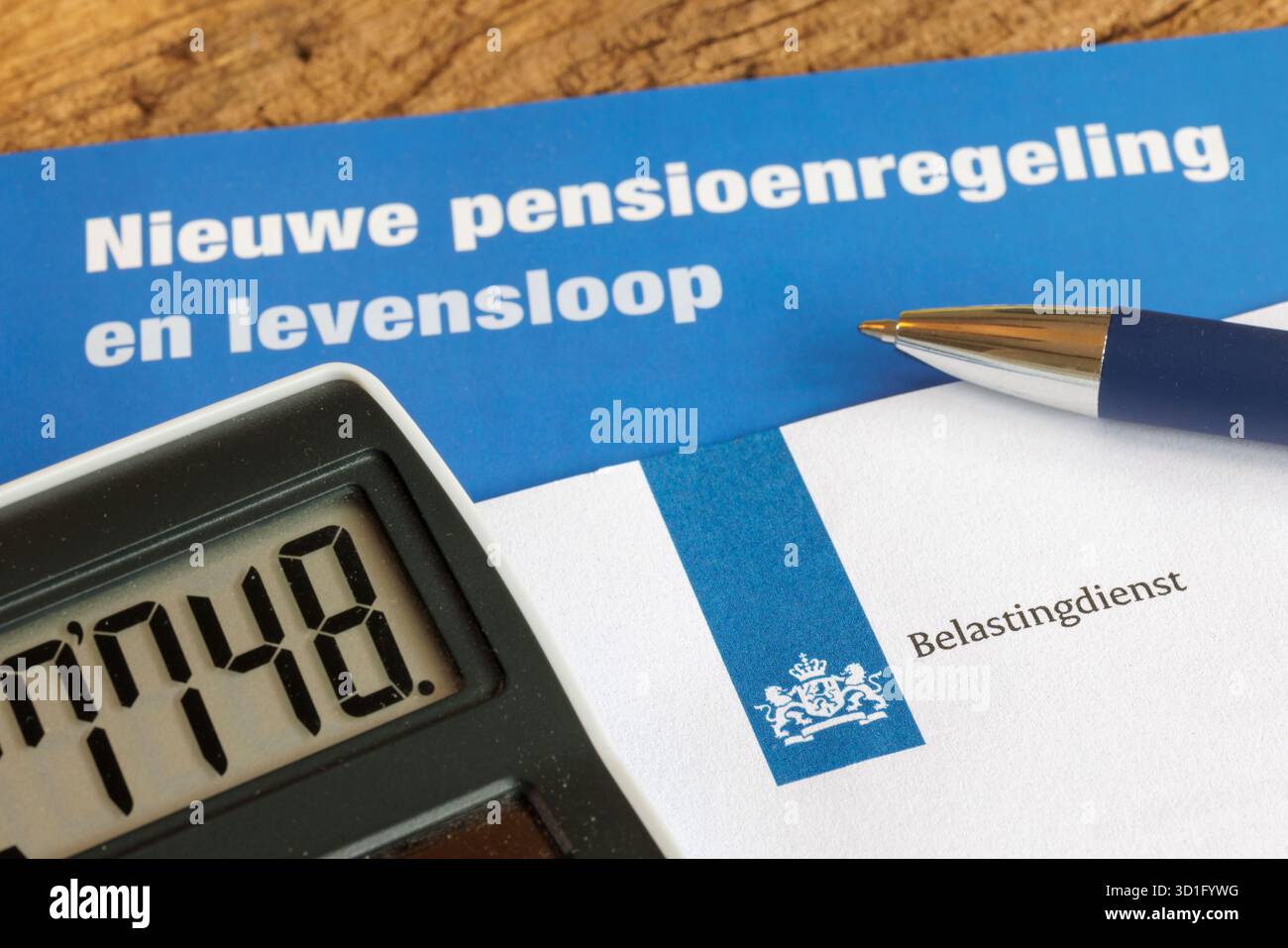 Dieren, Paesi Bassi - 23 ottobre 2025: Logo dell'amministrazione fiscale olandese e testo «nuovo regime pensionistico e corso di vita» Foto Stock