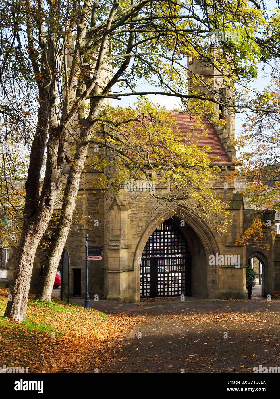 Keighley Road Memorial Gatehouse 1883 per commemorare la visita del Principe e della Principessa di Galles Edoardo e Alexandra a Lister Park Bradford Yorkshire E. Foto Stock
