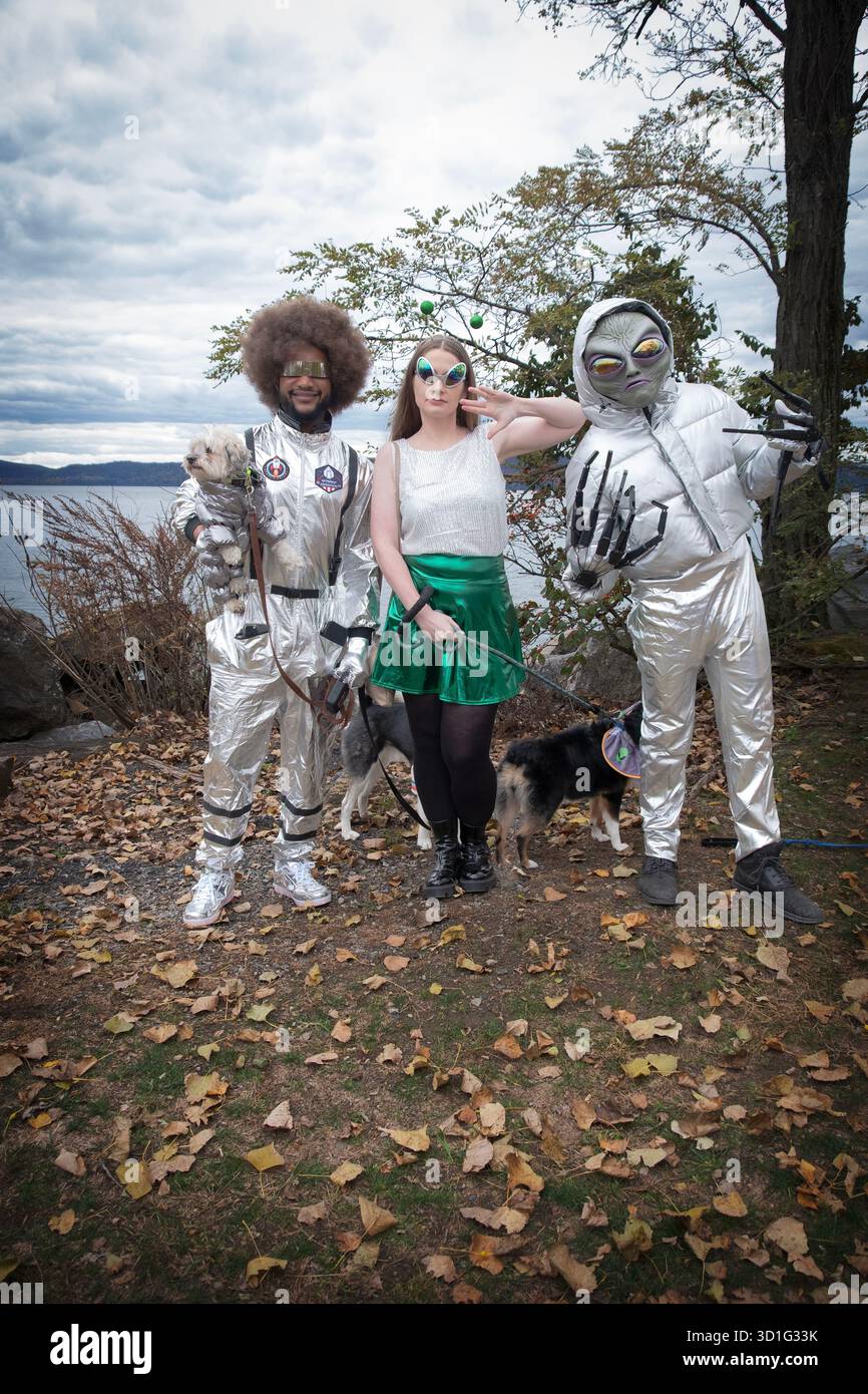 Spacemen, una ragazza della terra e i loro cani alla sfilata dei cani di Halloween a Croton sulla Hudson, Westchester, New York Foto Stock