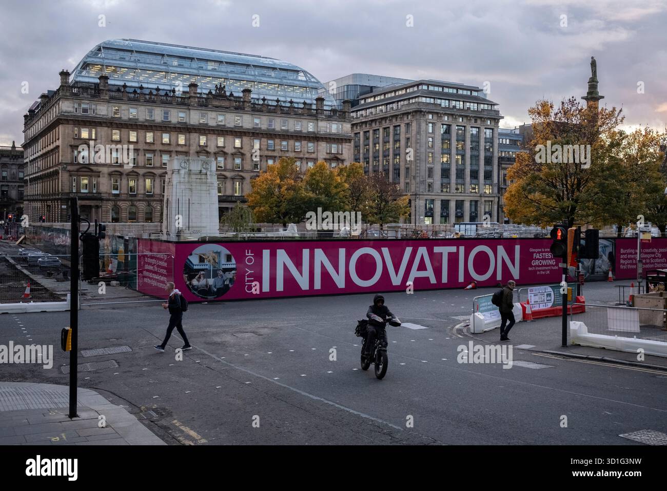 Lavori di ristrutturazione di George Square, nel centro della città, a Glasgow, Scozia, 20 ottobre 2025. Foto Stock