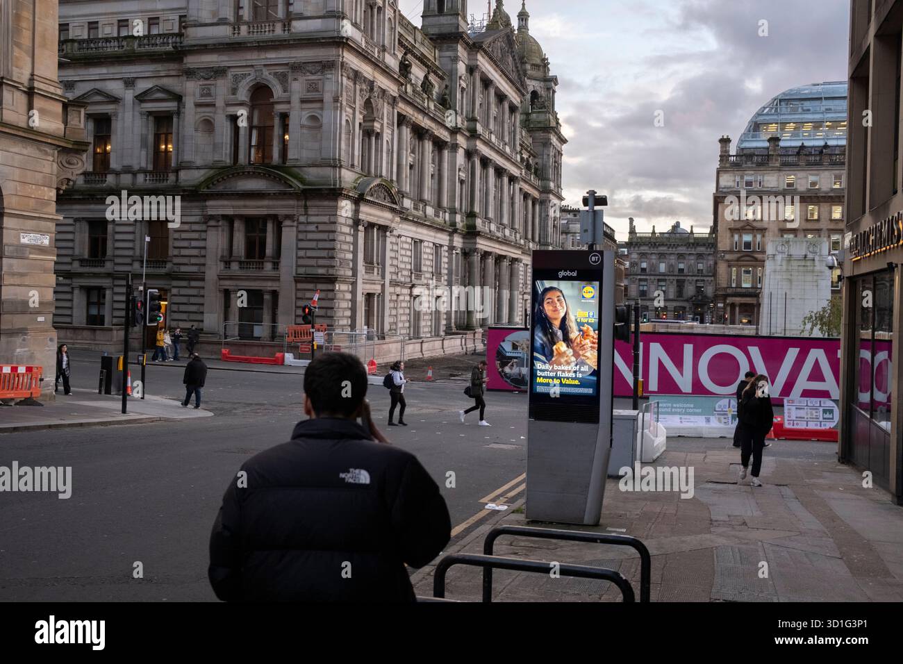 Lavori di ristrutturazione di George Square, nel centro della città, a Glasgow, Scozia, 20 ottobre 2025. Foto Stock