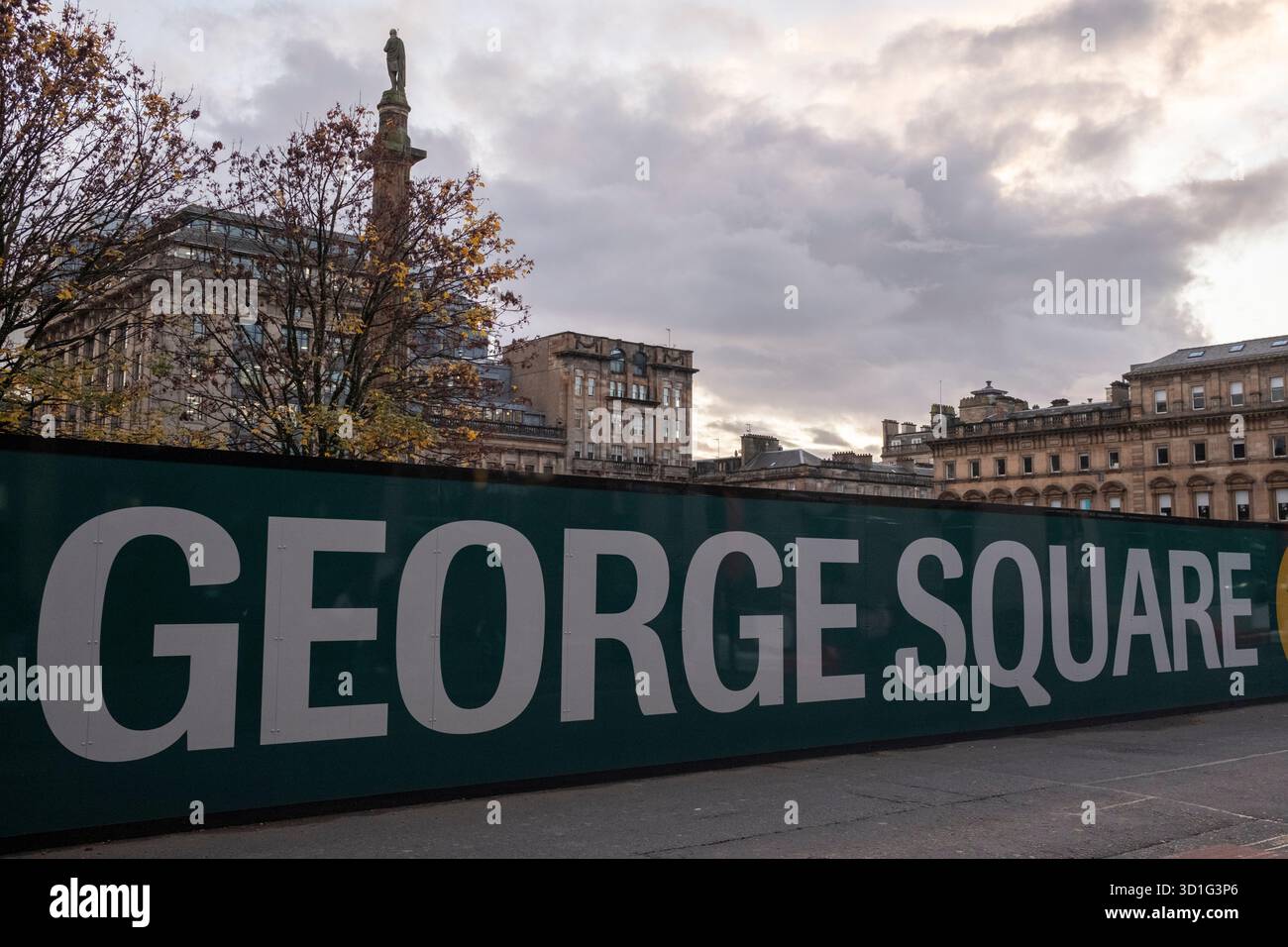 Lavori di ristrutturazione di George Square, nel centro della città, a Glasgow, Scozia, 20 ottobre 2025. Foto Stock