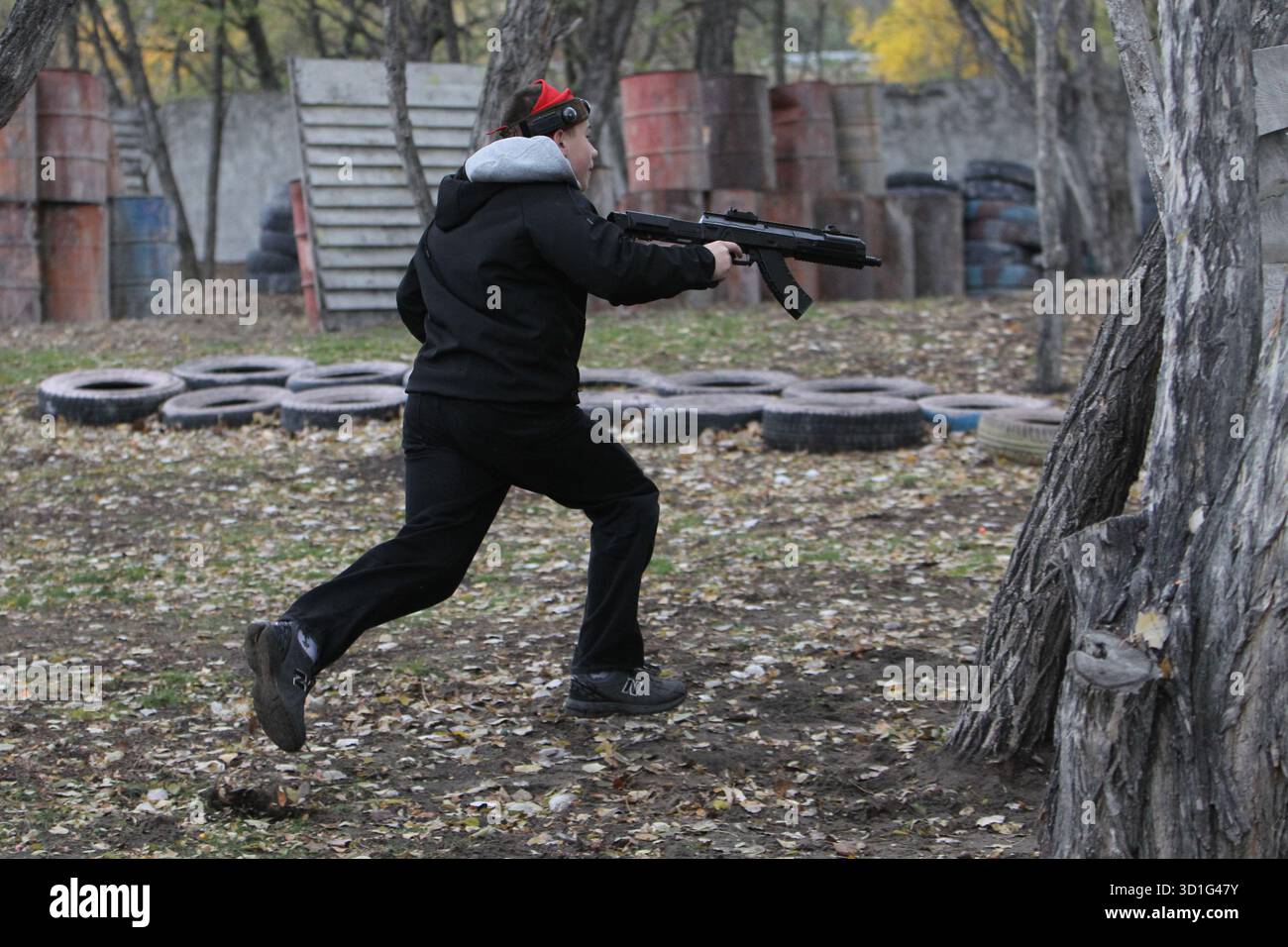 Un ragazzo gioca un gioco tattico di sport e intrattenimento di laser tag organizzato da DTEK per i veterani delle forze armate ucraine e le loro famiglie delle città di Shakhtarske e Pavlohrad nella regione di Dnipropetrovsk, presso il laser tag club "1st Legion", Dnipro, Ucraina, il 25 ottobre 2025 (foto di Mykola Miakshykov/Ukrinform) Foto Stock