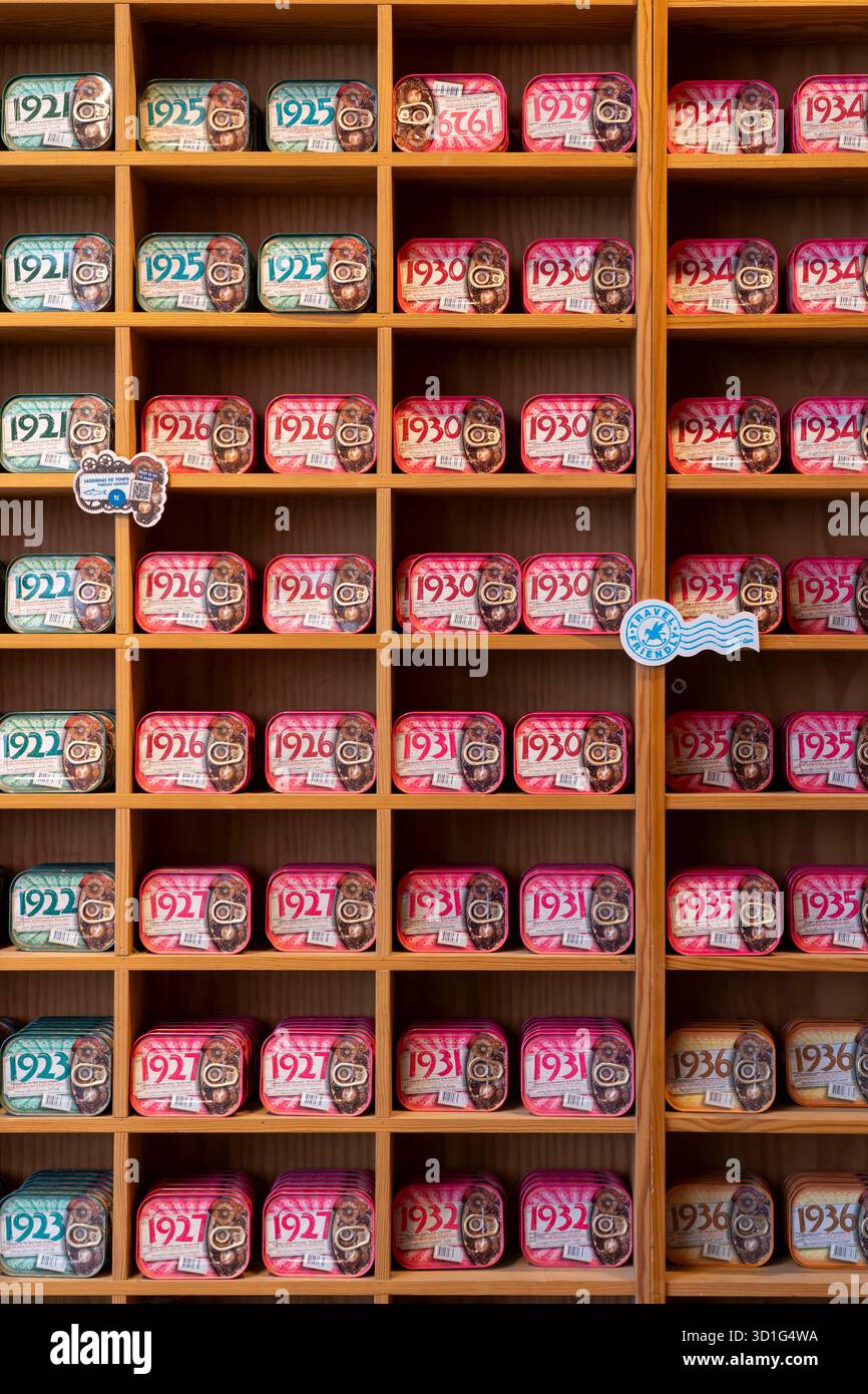 Sardine di Comur e altri prodotti ittici in scatola, souvenir popolari dal Portogallo, negozio di punta, in Farm, Algarve, Portogallo Foto Stock