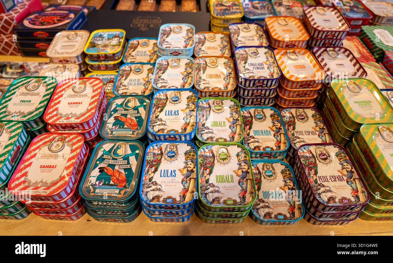 Sardine di Comur e altri prodotti ittici in scatola, souvenir popolari dal Portogallo, negozio di punta, in Farm, Algarve, Portogallo Foto Stock