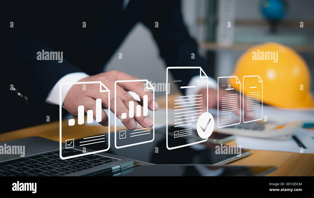 Uomo d'affari che utilizza un laptop con file di dati virtuali e icone del flusso di lavoro. Concetto di gestione dei documenti digitali, automazione, approvazione dei dati e senza carta Foto Stock