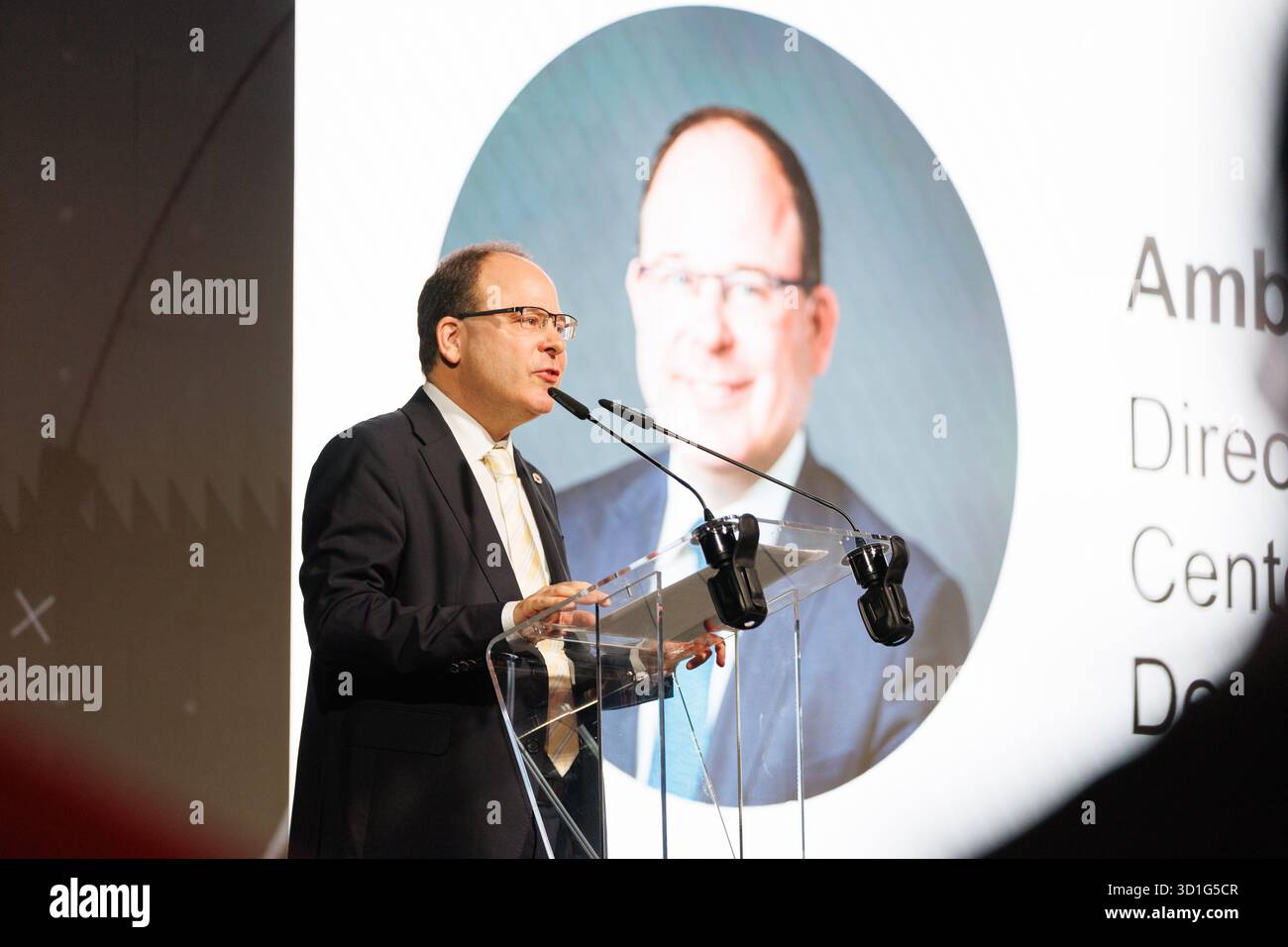 L'Ambasciatore Tobias Privitelli, Direttore del Centro Internazionale di Ginevra per lo sminamento umanitario (GICHD), ha tenuto un discorso di apertura durante la GICHD Innovation Conference 2025 a Luxexpo The Box a Lussemburgo, Lussemburgo, il 28 ottobre 2025. La conferenza riunisce esperti, governi e organizzazioni per discutere l'innovazione tecnologica, le soluzioni basate sui dati e la cooperazione internazionale nell'azione umanitaria contro le mine. Foto Stock