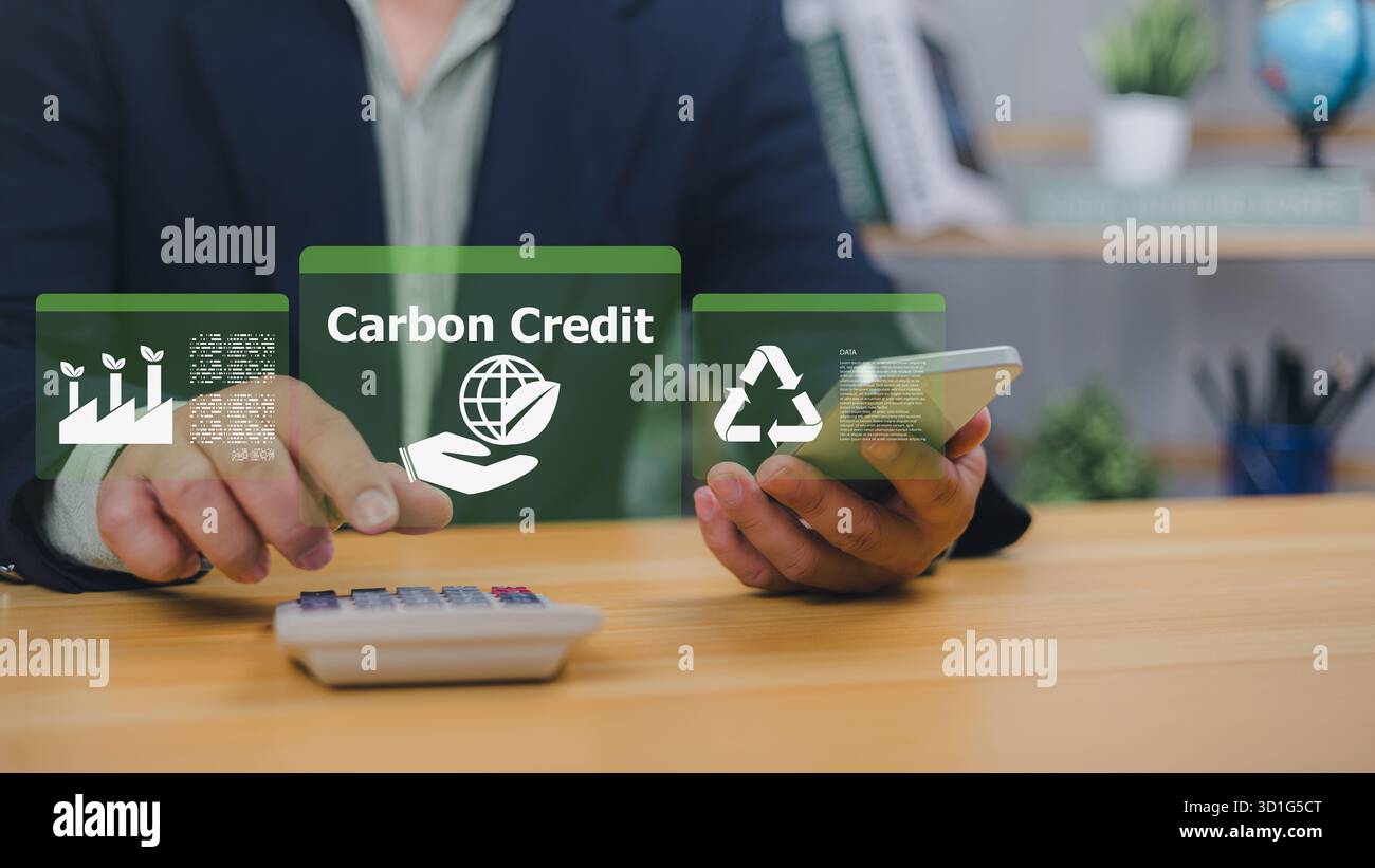 Uomo d'affari che utilizza uno smartphone con icone di credito al carbonio, riciclo ed ecocompatibilità. Concetto di sostenibilità, scambio di carbonio, energia verde, ambiente Foto Stock