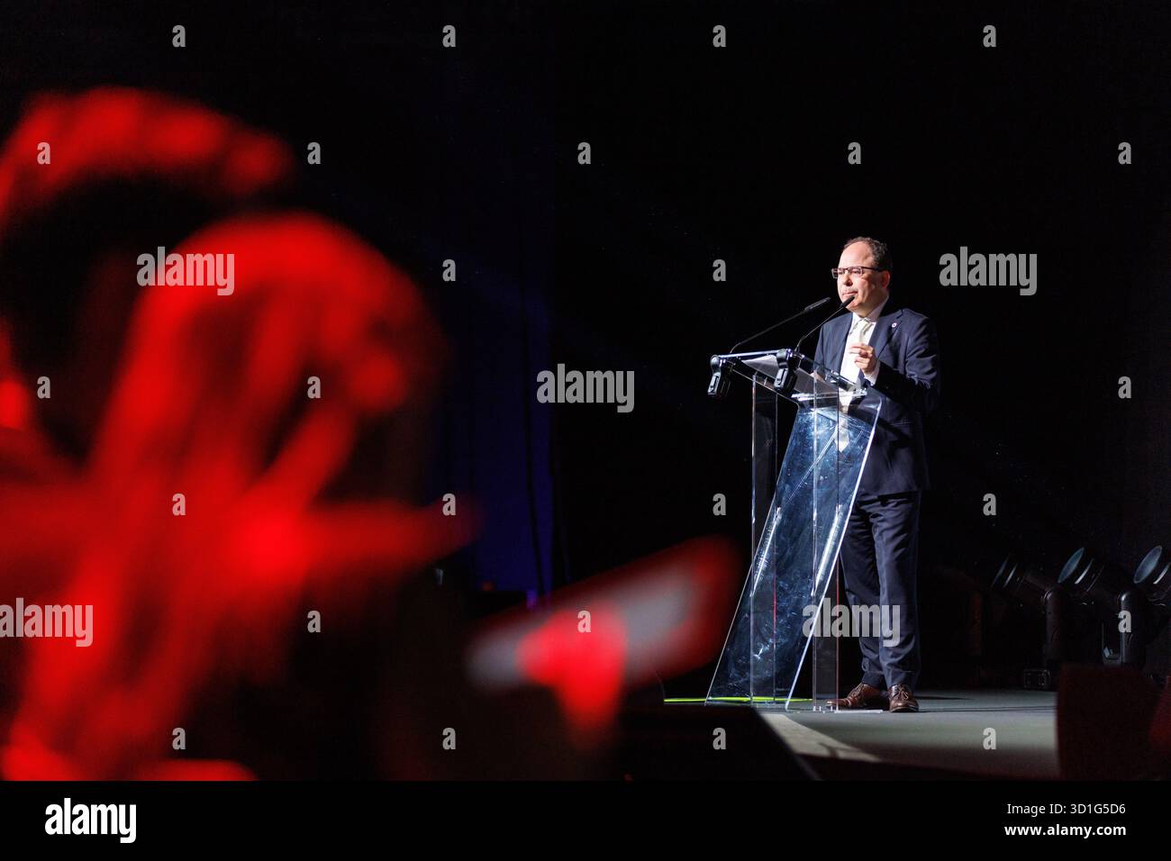 L'Ambasciatore Tobias Privitelli, Direttore del Centro Internazionale di Ginevra per lo sminamento umanitario (GICHD), ha tenuto un discorso di apertura durante la GICHD Innovation Conference 2025 a Luxexpo The Box a Lussemburgo, Lussemburgo, il 28 ottobre 2025. La conferenza riunisce esperti, governi e organizzazioni per discutere l'innovazione tecnologica, le soluzioni basate sui dati e la cooperazione internazionale nell'azione umanitaria contro le mine. Foto Stock