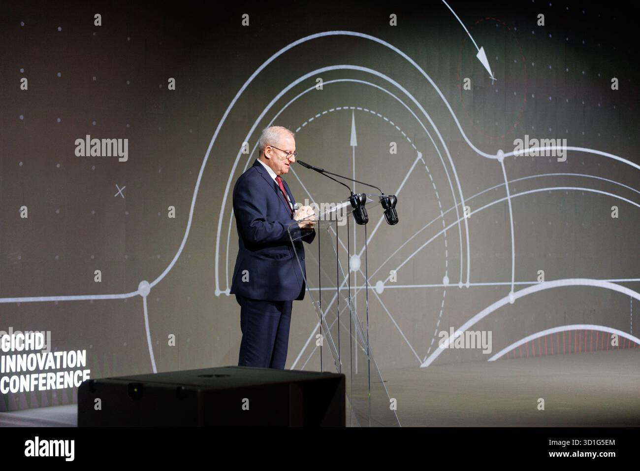 L'ambasciatore Benno Laggner, ambasciatore della Svizzera presso il Granducato di Lussemburgo, fa le sue osservazioni durante la GICHD Innovation Conference 2025 a Luxexpo The Box a Lussemburgo, Lussemburgo, il 28 ottobre 2025. L'evento si concentra sull'innovazione tecnologica, sulle soluzioni basate sui dati e sulla cooperazione internazionale nell'azione umanitaria contro le mine e nella ripresa post-conflitto, evidenziando il sostegno di lunga data della Svizzera al GICHD. Foto Stock