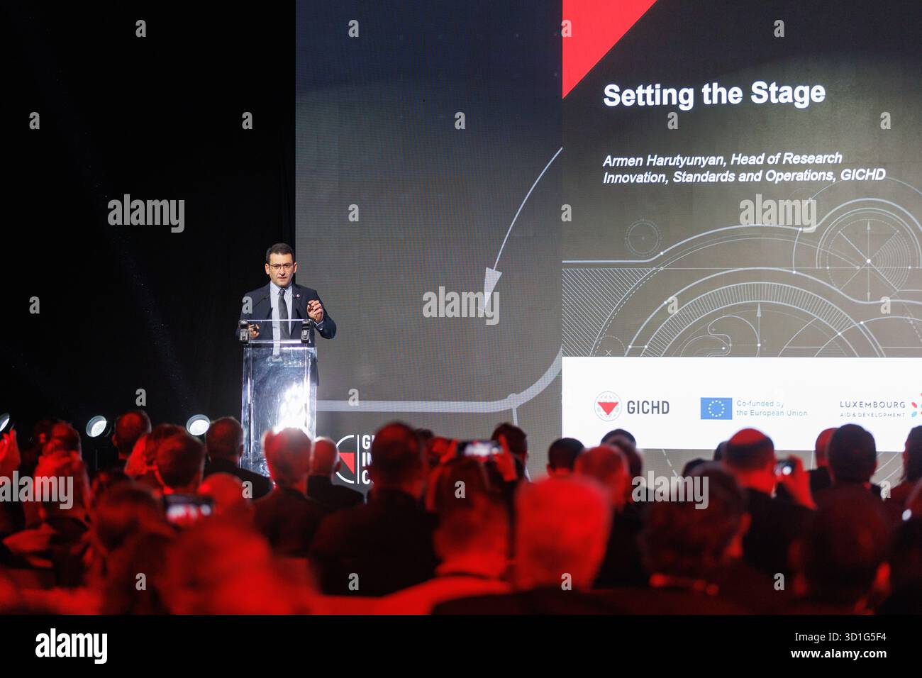 Armen Harutyunyan, Head of Research, Innovation, Standards, and Operations del Geneva International Centre for Humanitarian Demining (GICHD), interviene durante la sessione "Setting the Stage" alla GICHD Innovation Conference 2025 a Luxexpo The Box a Lussemburgo, Lussemburgo, il 28 ottobre 2025. La sessione introduce i temi chiave dell'innovazione, della tecnologia e della gestione dei dati nell'azione umanitaria contro le mine. Foto Stock