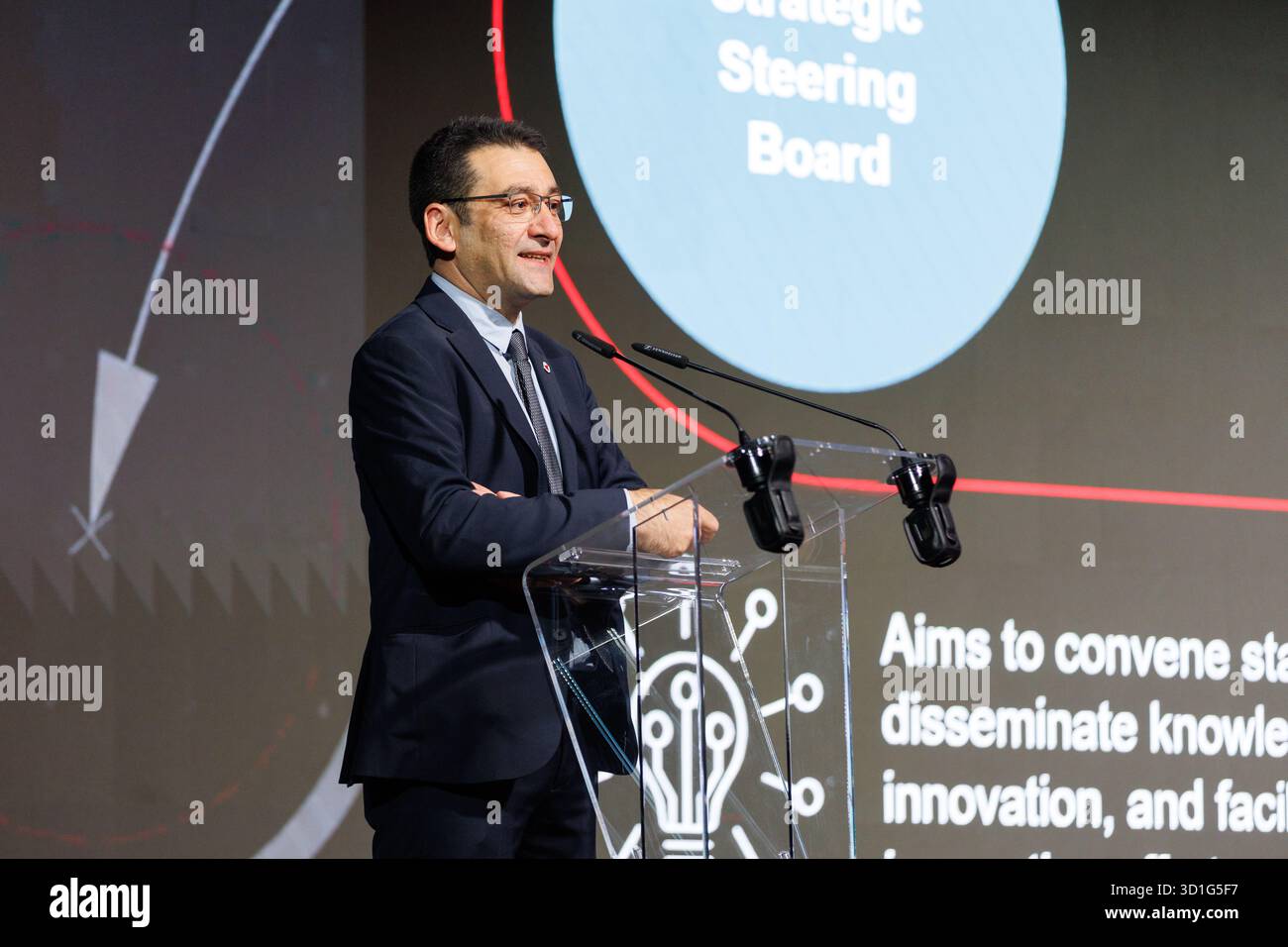 Armen Harutyunyan, Head of Research, Innovation, Standards, and Operations del Geneva International Centre for Humanitarian Demining (GICHD), interviene durante la sessione "Setting the Stage" alla GICHD Innovation Conference 2025 a Luxexpo The Box a Lussemburgo, Lussemburgo, il 28 ottobre 2025. La sessione introduce i temi chiave dell'innovazione, della tecnologia e della gestione dei dati nell'azione umanitaria contro le mine. Foto Stock