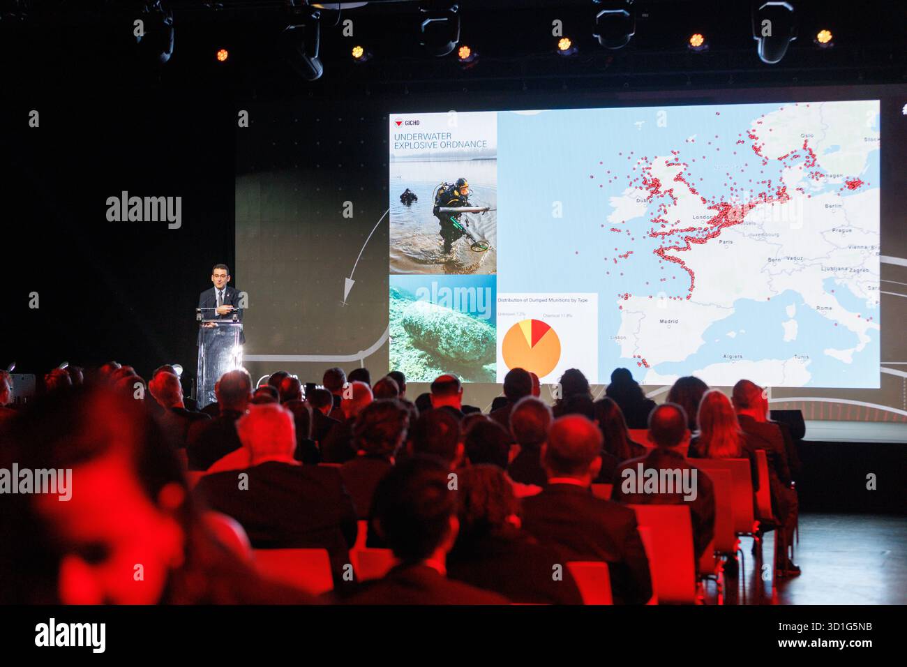 Armen Harutyunyan, Head of Research, Innovation, Standards, and Operations del Geneva International Centre for Humanitarian Demining (GICHD), interviene durante la sessione "Setting the Stage" alla GICHD Innovation Conference 2025 a Luxexpo The Box a Lussemburgo, Lussemburgo, il 28 ottobre 2025. La sessione introduce i temi chiave dell'innovazione, della tecnologia e della gestione dei dati nell'azione umanitaria contro le mine. Foto Stock