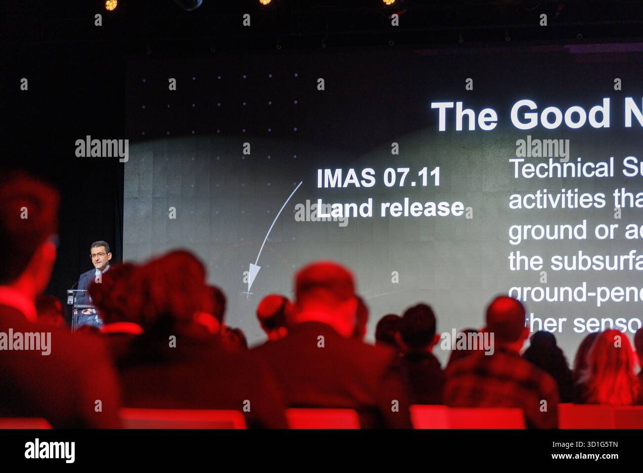 Armen Harutyunyan, Head of Research, Innovation, Standards, and Operations del Geneva International Centre for Humanitarian Demining (GICHD), interviene durante la sessione "Setting the Stage" alla GICHD Innovation Conference 2025 a Luxexpo The Box a Lussemburgo, Lussemburgo, il 28 ottobre 2025. La sessione introduce i temi chiave dell'innovazione, della tecnologia e della gestione dei dati nell'azione umanitaria contro le mine. Foto Stock