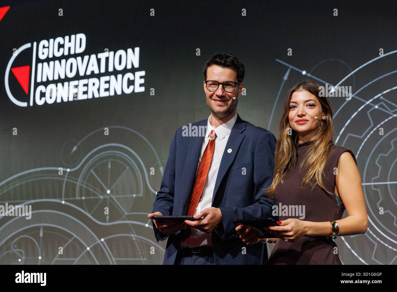 Gli organizzatori e i moderatori guidano le discussioni e presentano i relatori durante la GICHD Innovation Conference 2025 a Luxexpo The Box a Lussemburgo, Lussemburgo, il 28 ottobre 2025. La conferenza riunisce esperti, governi e organizzazioni per esplorare l'innovazione tecnologica, soluzioni basate sui dati e partnership globali nell'azione umanitaria contro le mine. Foto Stock