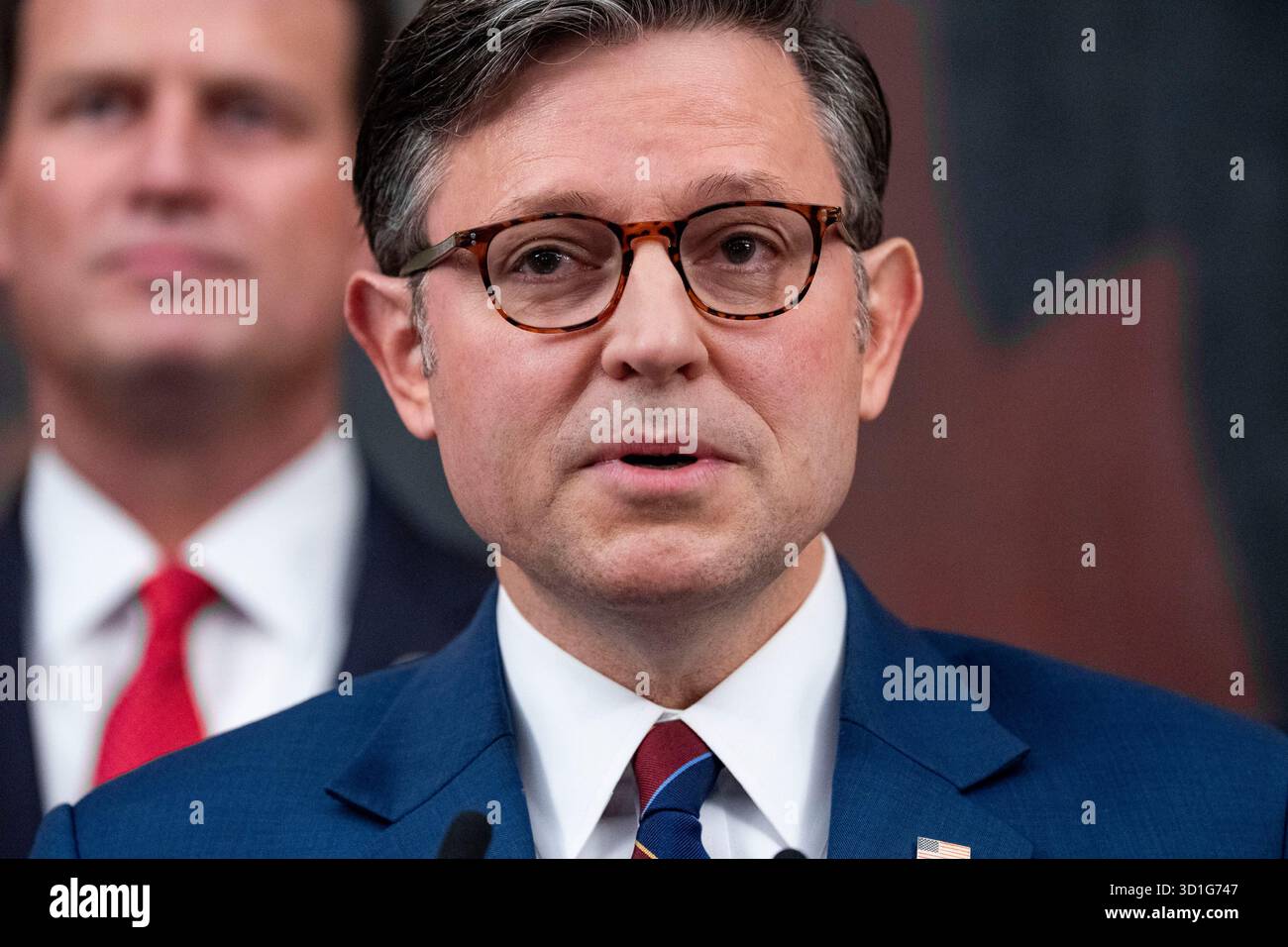 Washington, Stati Uniti. 28 ottobre 2025. Il relatore della camera Mike Johnson, R-LA, parla durante una conferenza stampa il 28° giorno della chiusura del governo al Campidoglio degli Stati Uniti a Washington, DC, martedì 28 ottobre 2025. Foto di Bonnie Cash/UPI credito: UPI/Alamy Live News Foto Stock