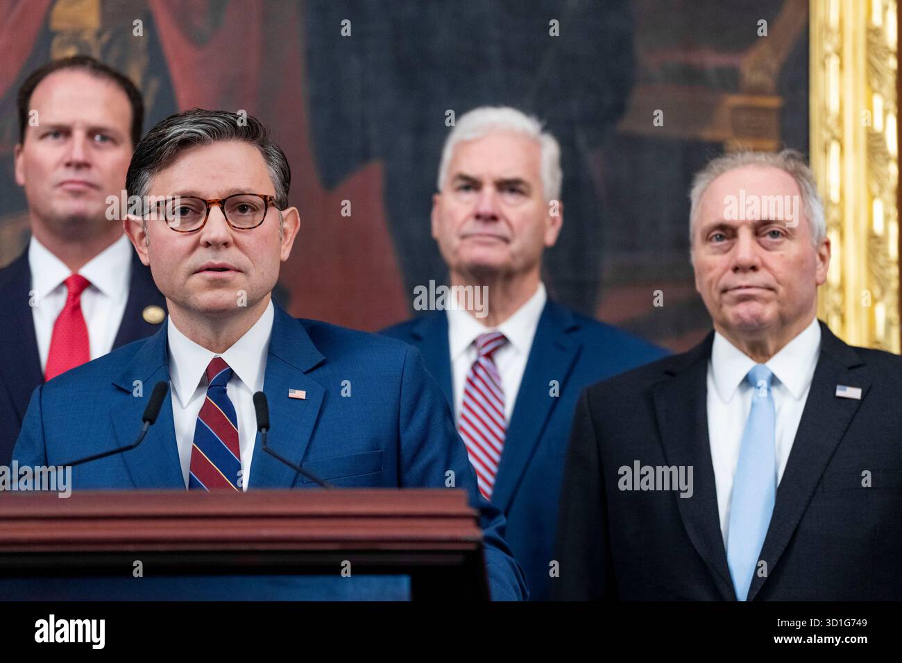 Washington, Stati Uniti. 28 ottobre 2025. (L-R) il presidente del comitato di studio repubblicano August Pfluger, R-TX, il presidente della camera Mike Johnson, R-LA, il Whip di maggioranza della camera Tom Emmer, R-MN, e il leader della maggioranza della camera Steve Scalise, R-LA, partecipano a una conferenza stampa il 28 ° giorno della chiusura del governo presso il Campidoglio degli Stati Uniti a Washington, DC, martedì 28 ottobre 2025. Foto di Bonnie Cash/UPI credito: UPI/Alamy Live News Foto Stock